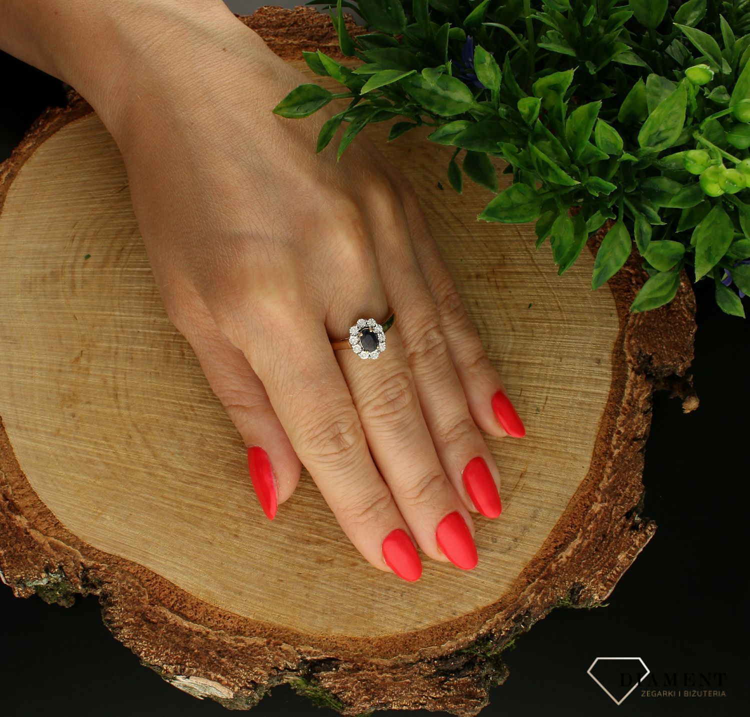 Pierścionek  Szafir w otoczce Diamentów  585 DIAMENT Biżuteria z kamieniami szlachetnymi, które swoim blaskiem zachwycą każdą kobietę. Biżuteria wyrażająca więcej niż słowa wykonana z 14 karatowego złota. (2).jpg