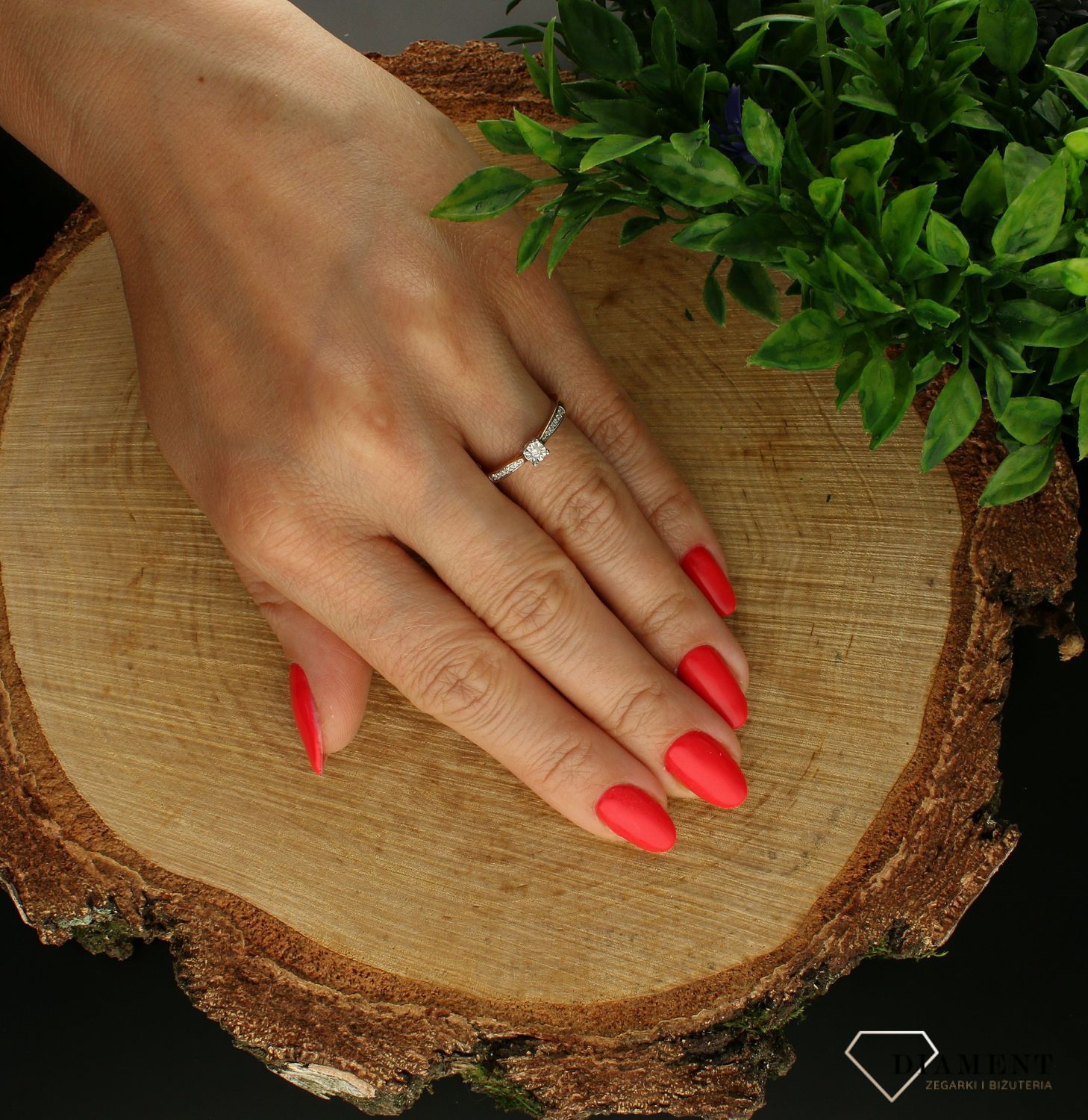 Pierścionek z Diamentami  Szczególna chwila  585 DIAMENT A156  Biżuteria z kamieniami szlachetnymi, które swoim blaskiem zachwycą każdą kobietę. Biżuteria wyrażająca więcej niż słowa wykonana z 14 karatoweg.jpg