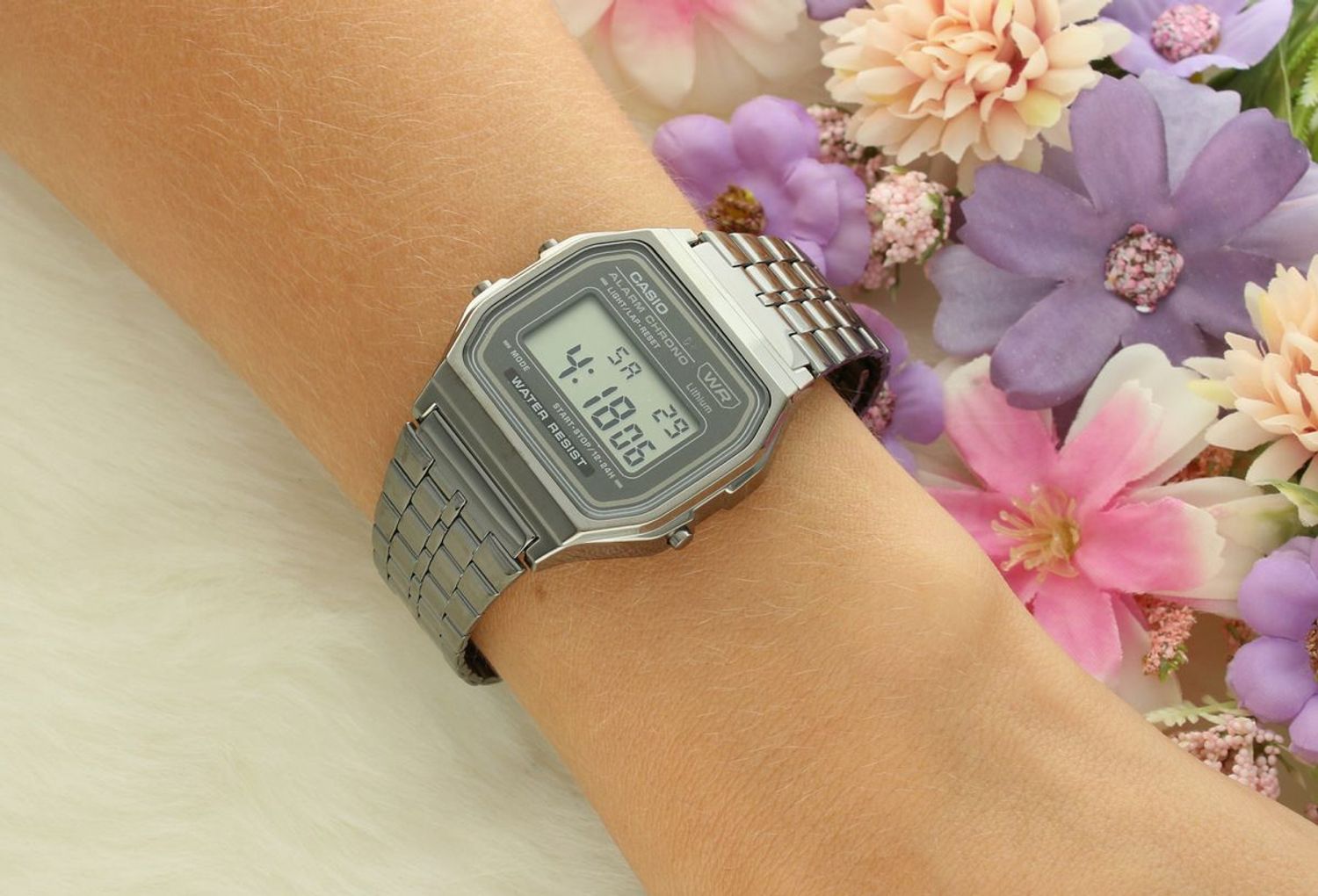 Casio A158WETB-1AEF VINTAGE – cyfrowy zegarek unisex w stylu retro. Szara koperta, stalowa bransoleta, podświetlenie LED, stoper, datownik i 7-letnia bateria. 1.webp