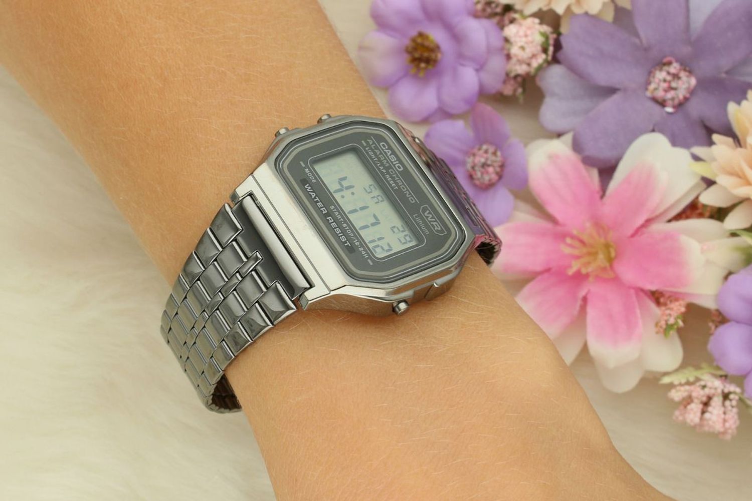 Casio A158WETB-1AEF VINTAGE – cyfrowy zegarek unisex w stylu retro. Szara koperta, stalowa bransoleta, podświetlenie LED, stoper, datownik i 7-letnia bateria. 1.webp