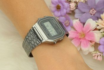 Casio A158WETB-1AEF VINTAGE – cyfrowy zegarek unisex w stylu retro. Szara koperta, stalowa bransoleta, podświetlenie LED, stoper, datownik i 7-letnia bateria. Klasyka z funkcjonalnością.4.jpg