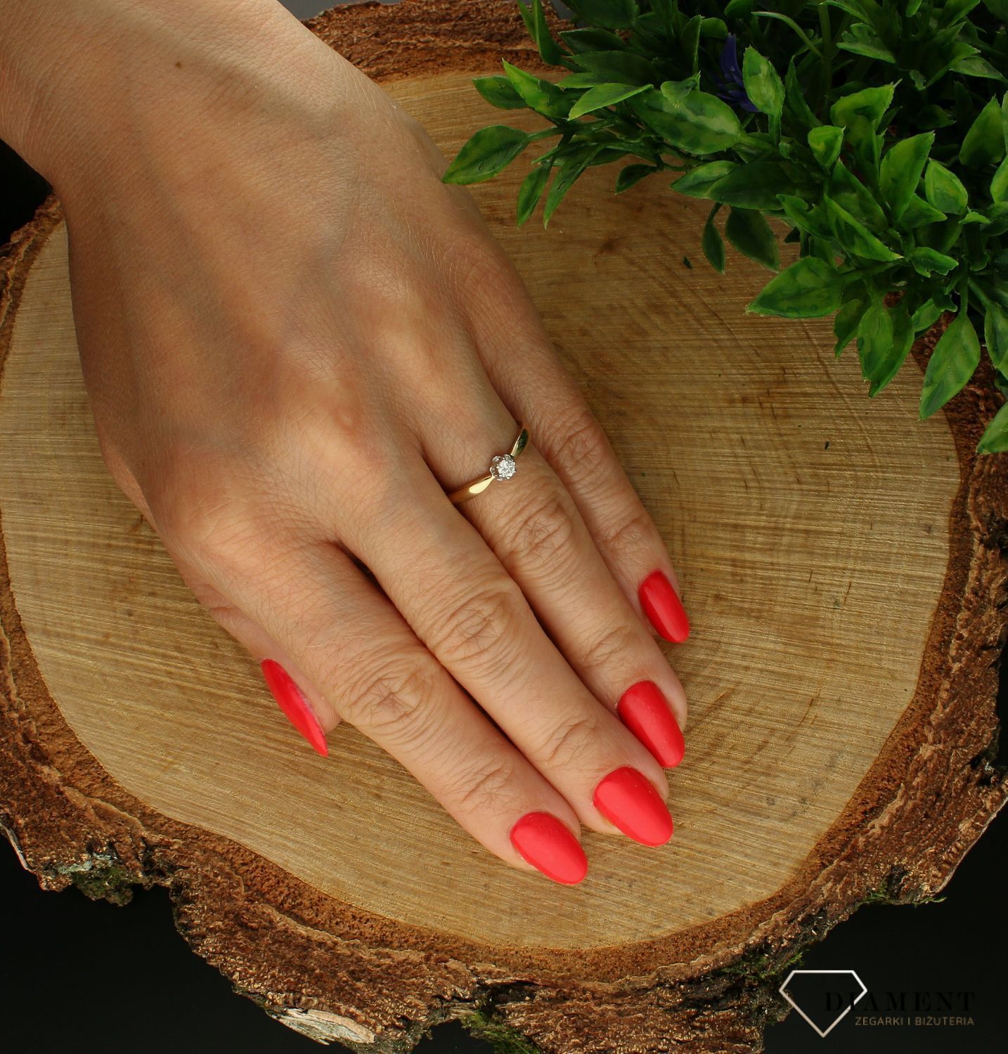 Pierścionek z Diamentem  Subtelna klasyka  585 DIAMENT A163 Biżuteria z kamieniami szlachetnymi, które swoim blaskiem zachwycą każdą kobietę. Biżuteria wyrażająca więcej niż słowa wykonana z 14 karatowego.jpg