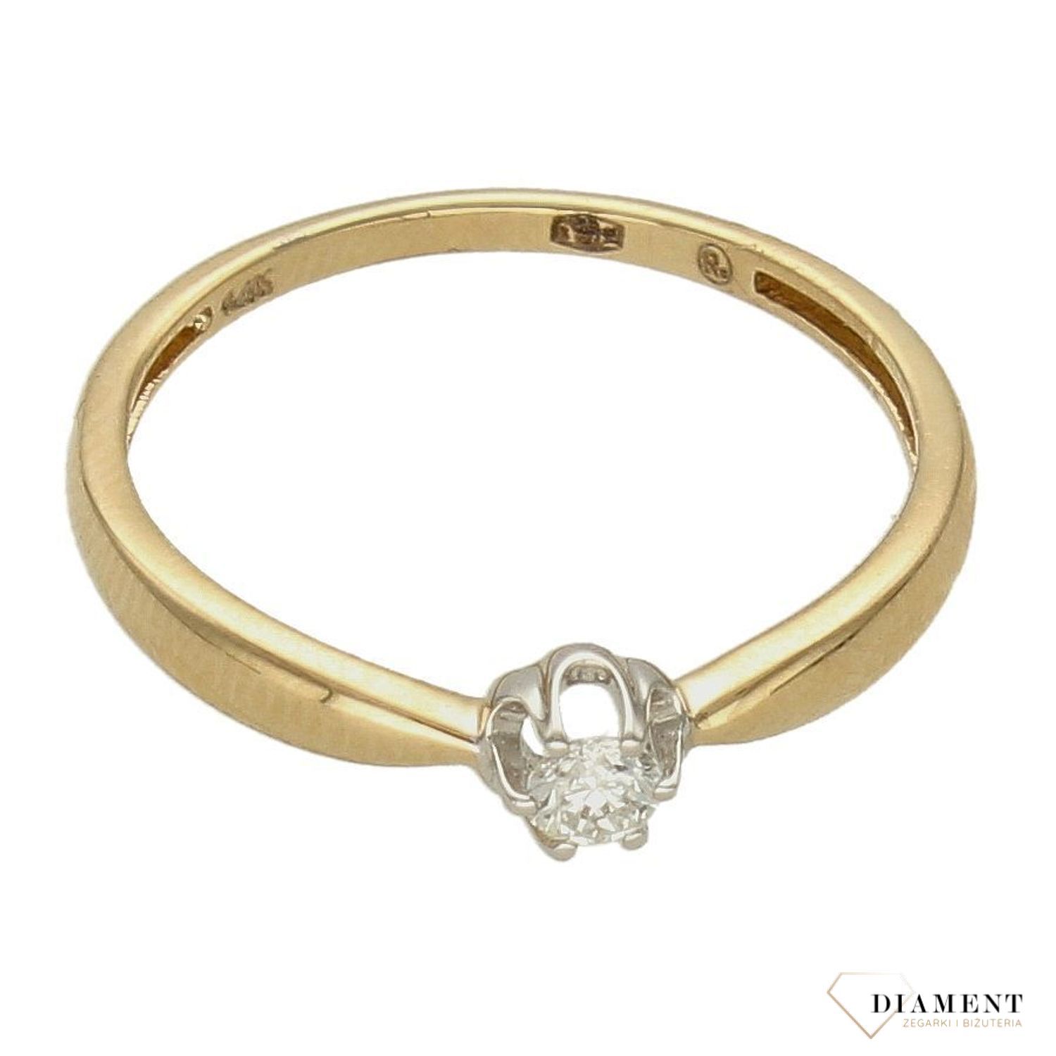 Pierścionek z Diamentem  Subtelna klasyka  585 DIAMENT A163 Biżuteria z kamieniami szlachetnymi, które swoim blaskiem zachwycą każdą kobietę. Biżuteria wyrażająca więcej niż słowa wykonana z 14 karatowego.jpg
