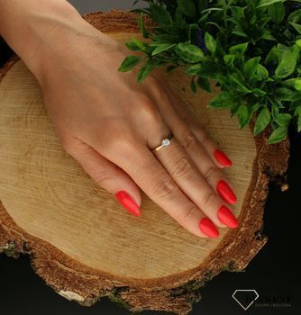 Pierścionek z Diamentem  Koronacja chwili  585 DIAMENT A21010  Biżuteria z kamieniami szlachetnymi, które swoim blaskiem zachwycą każdą kobietę. Biżuteria wyrażająca więcej niż słowa wykonana z 14 karatow.jpg