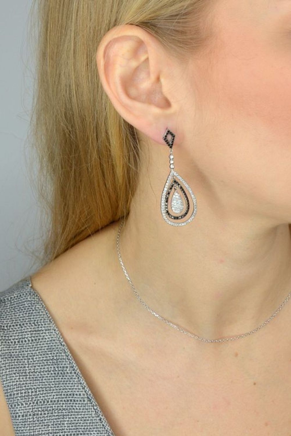 Kolczyki srebrne wiszące długie z czarnymi i białymi cyrkoniami A2_HLE42514.jpg