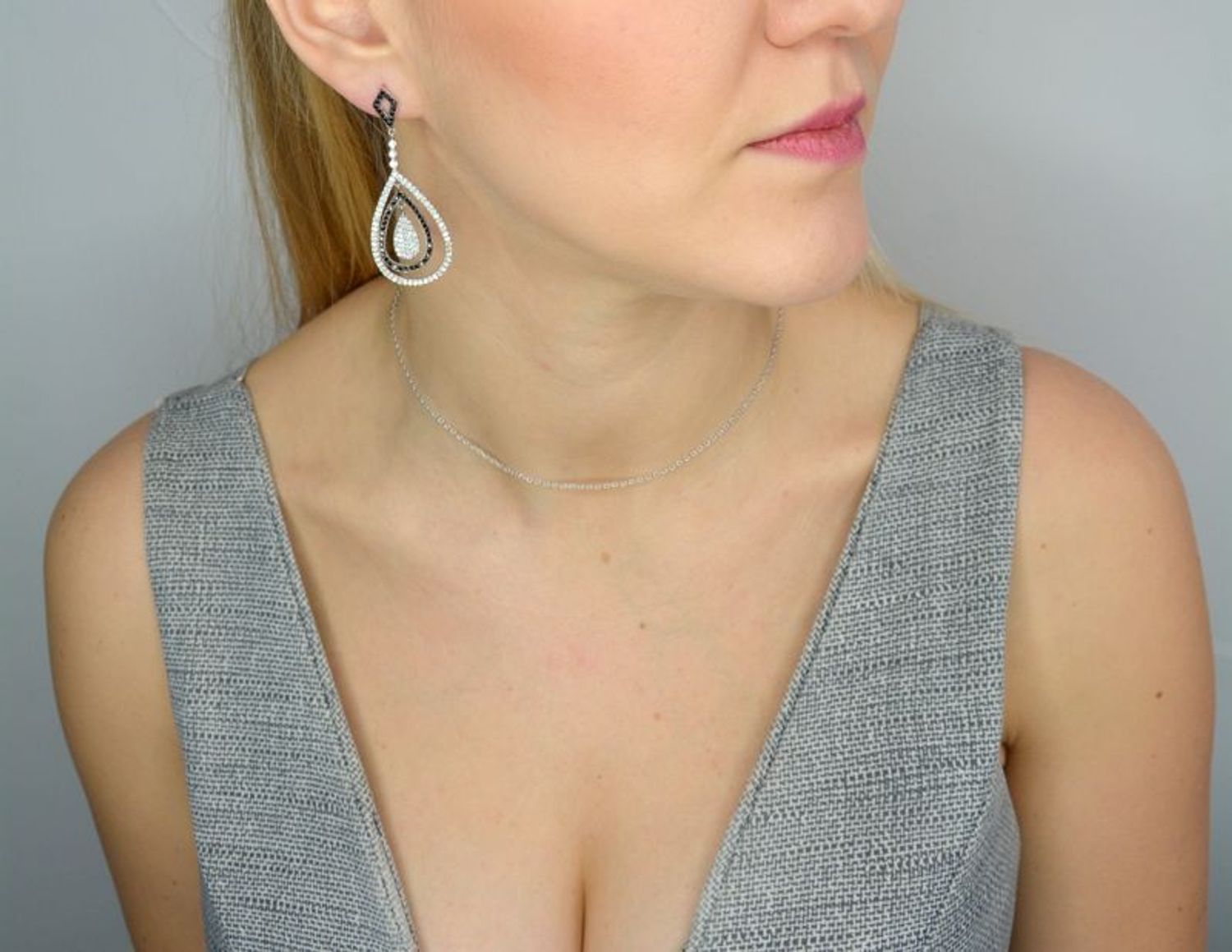 Kolczyki srebrne wiszące długie z czarnymi i białymi cyrkoniami A2_HLE42514.jpg