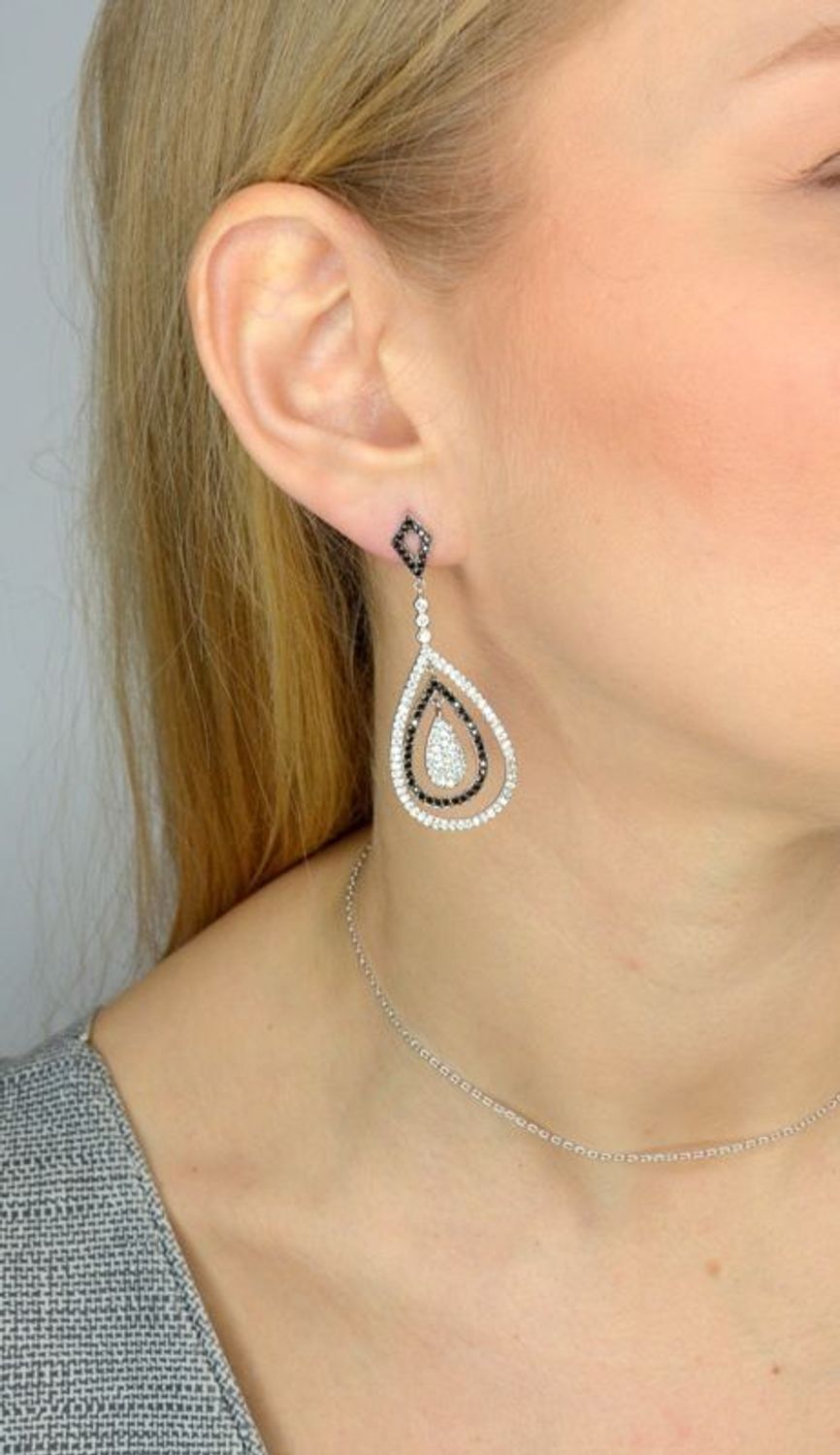 Kolczyki srebrne wiszące długie z czarnymi i białymi cyrkoniami A2_HLE42514.jpg