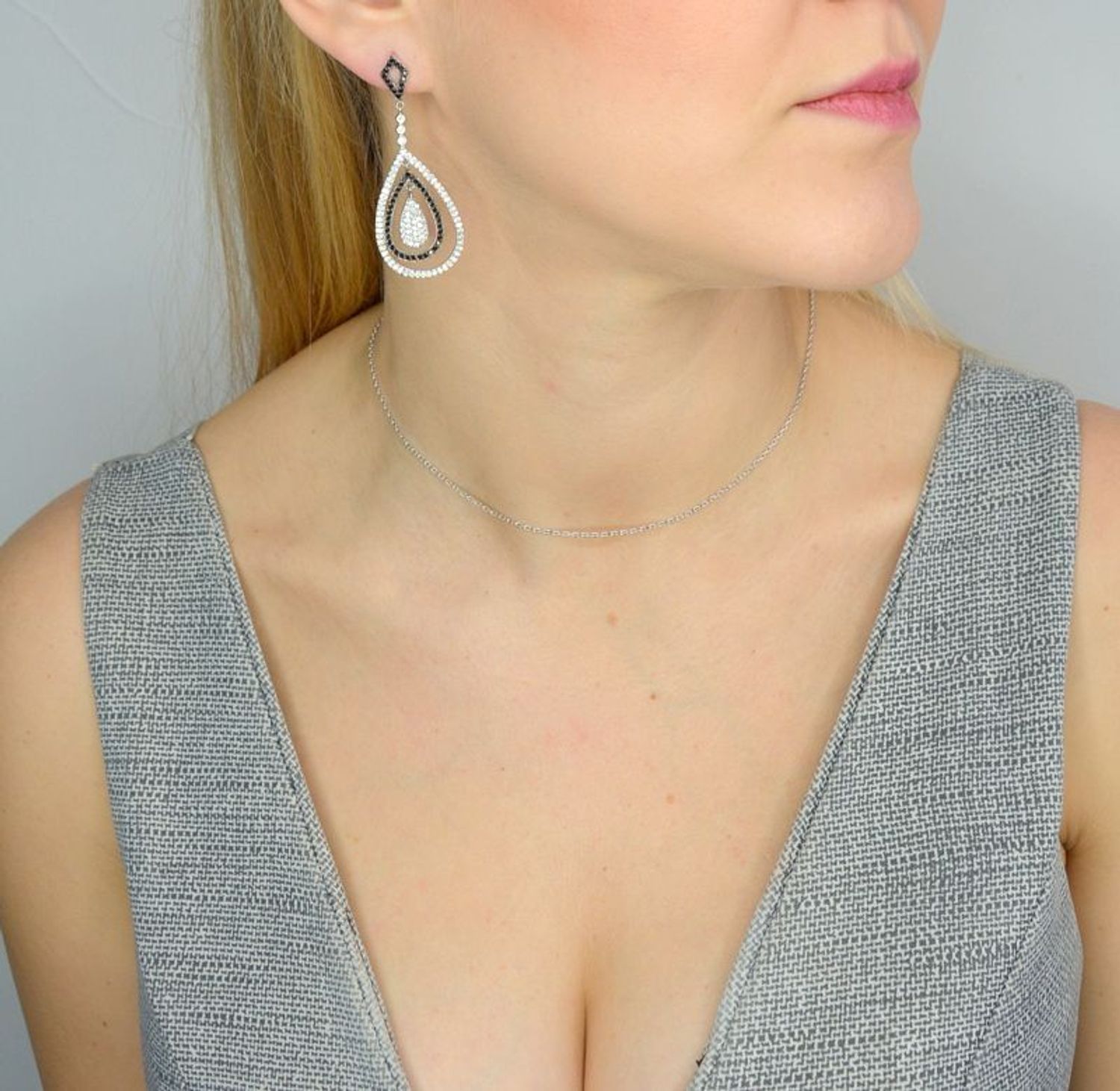 Kolczyki srebrne wiszące długie z czarnymi i białymi cyrkoniami A2_HLE42514.jpg