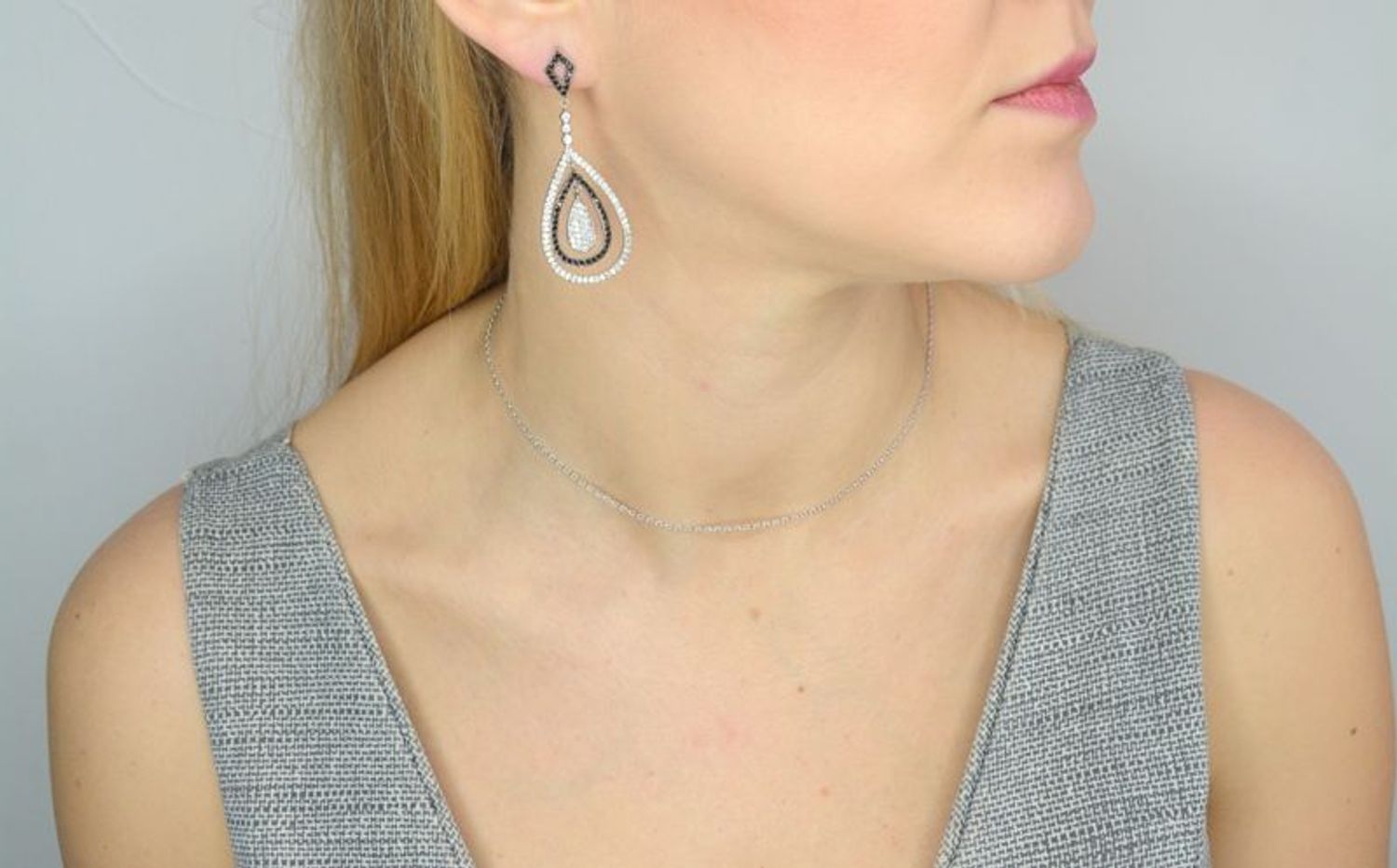 Kolczyki srebrne wiszące długie z czarnymi i białymi cyrkoniami A2_HLE42514.jpg