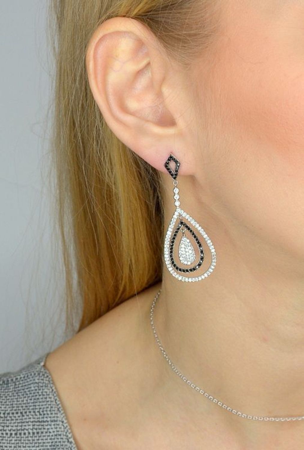 Kolczyki srebrne wiszące długie z czarnymi i białymi cyrkoniami A2_HLE42514.jpg