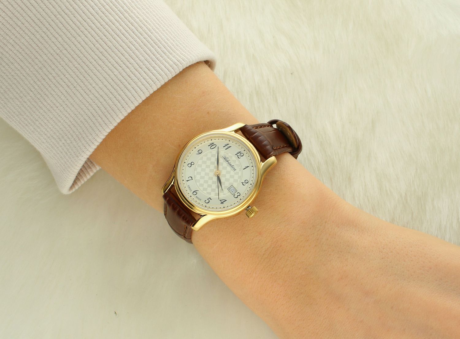 Zegarek damski ADRIATICA A3000.1221Q  Klasyczny zegarek damski Adriatica jest to wspaniały model zegarka ze zdobioną tarczą w złotym odcieniu. 1.jpg