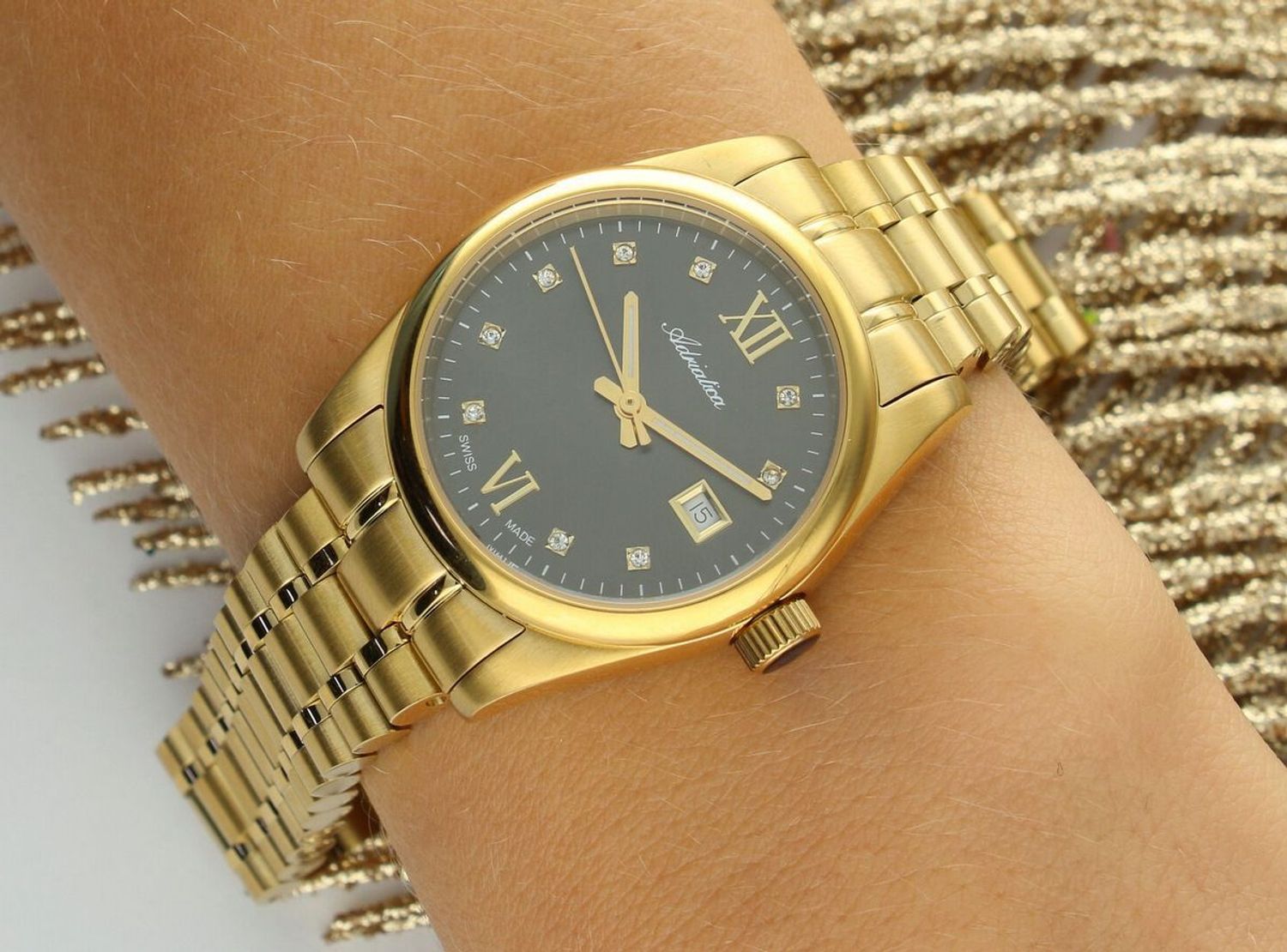 Zegarek damski Adriatica A3198.1186Q Swiss Made z mechanizmem kwarcowym, szkłem szafirowym, złotą kopertą i szarą tarczą zdobioną cyrkoniami. Elegancja i szwajcarska precyzja w jednym.1.jpg