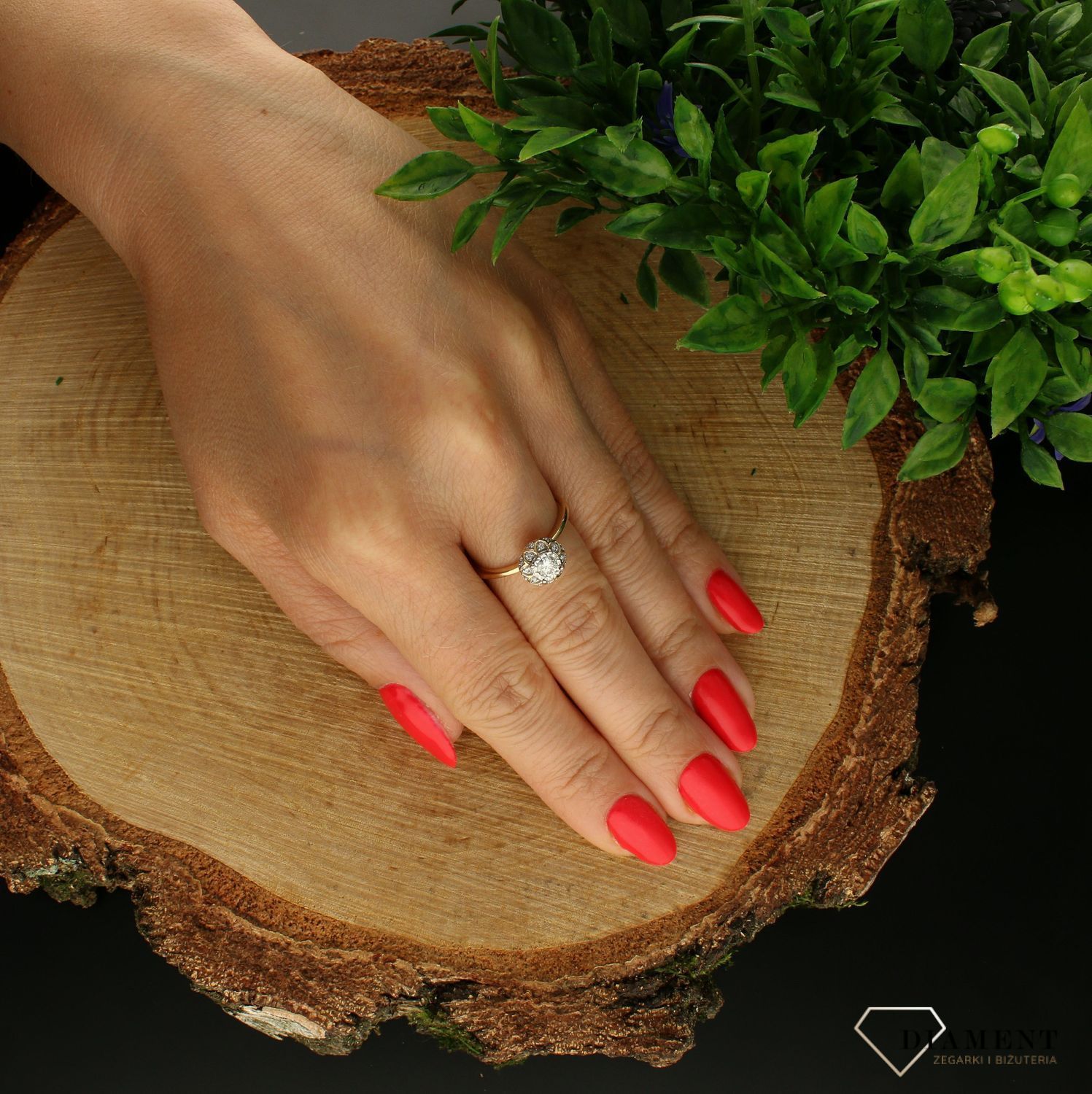 Pierścionek  Królestwo Diamentów  585 DIAMENT A335.  Biżuteria z kamieniami szlachetnymi, które swoim blaskiem zachwycą każdą kobietę. Biżuteria wyrażająca więcej niż słowa wykonana z 14 karatowego złota..jpg