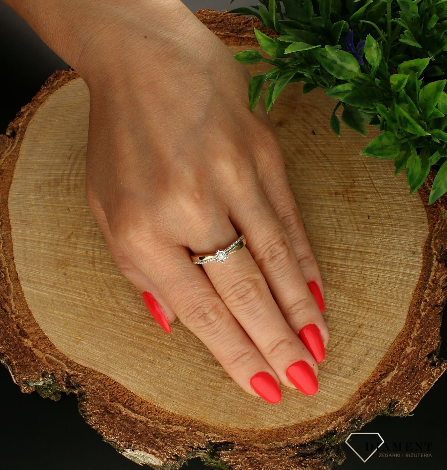 Pierścionek  Świetliste Diamenty  585 DIAMENT A358 Biżuteria z kamieniami szlachetnymi, które swoim blaskiem zachwycą każdą kobietę. Biżuteria wyrażająca więcej niż słowa wykonana z 14 karatowego złota.jpg