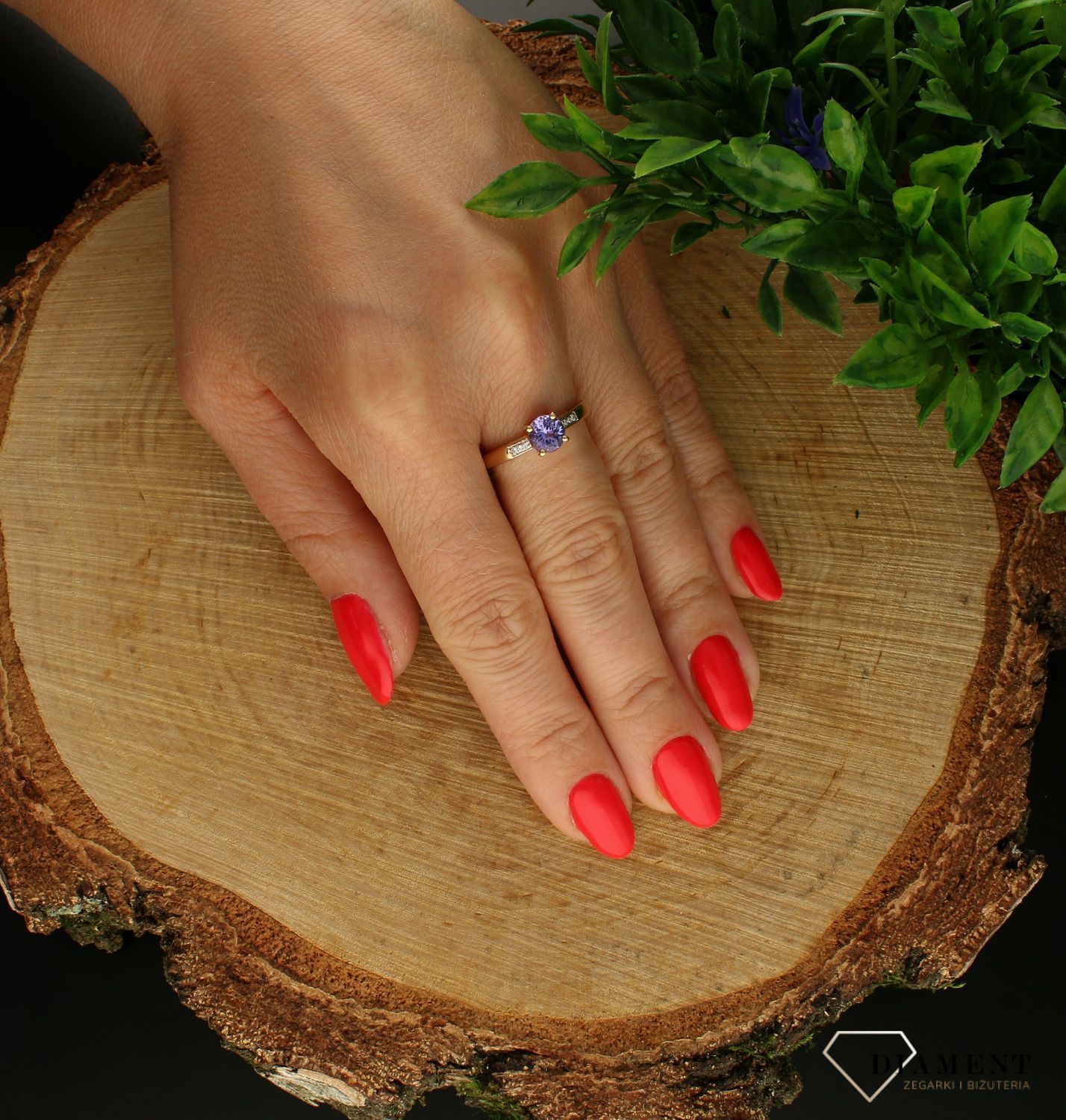 Pierścionek  Tanzanit w świetle Diamentów  585 DIAMENT A359TZ Biżuteria z kamieniami szlachetnymi, które swoim blaskiem zachwycą każdą kobietę. Biżuteria wyrażająca więcej niż słowa wykonana z 14 karatowego.jpg