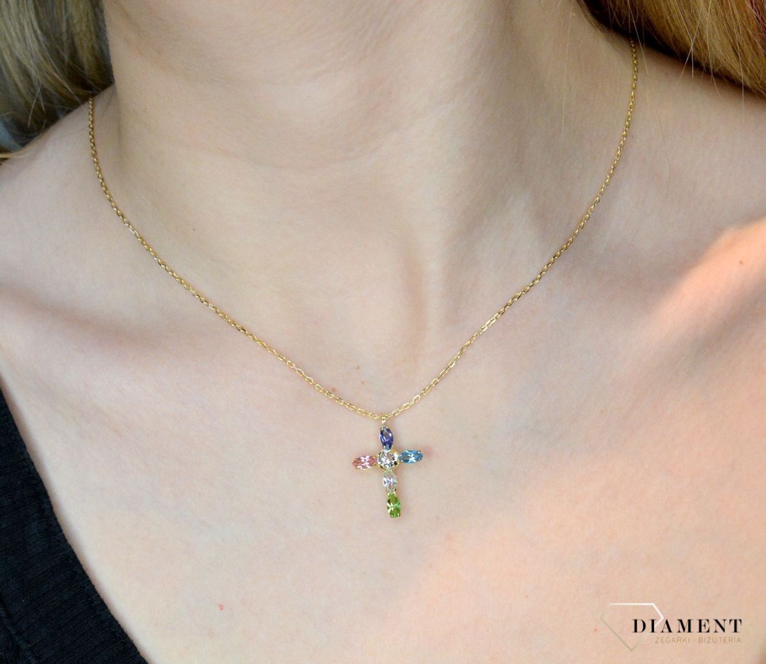 Naszyjnik pozłacany Victoria Cruz “ Barwny kryształowy krzyżyk ” 925 A3726-MDG Wyjątkowa biżuteria z Victoria Cruz wykonana z na.JPG