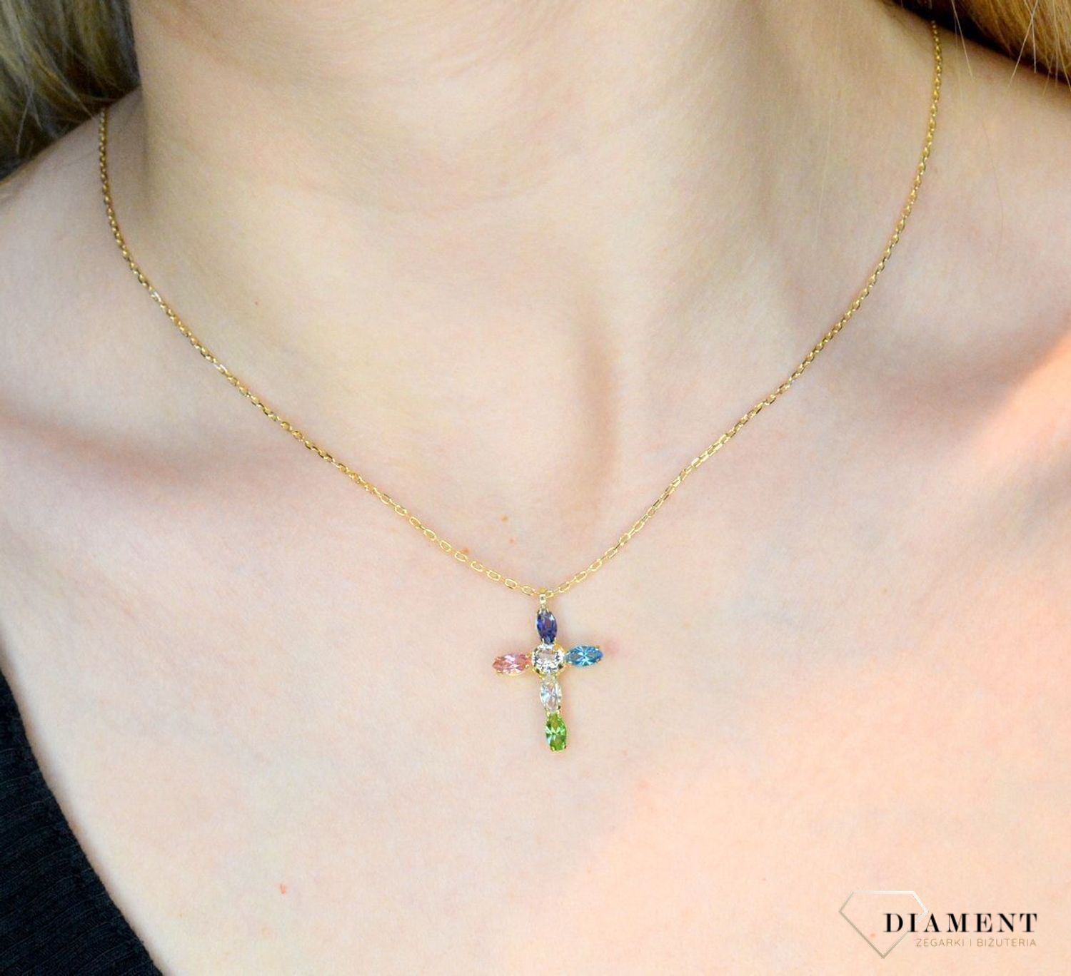 Naszyjnik pozłacany Victoria Cruz “ Barwny kryształowy krzyżyk ” 925 A3726-MDG Wyjątkowa biżuteria z Victoria Cruz wykonana z na.JPG