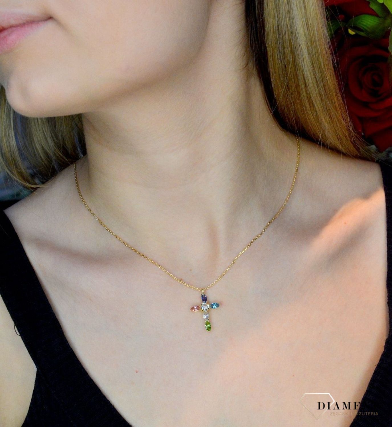 Naszyjnik pozłacany Victoria Cruz “ Barwny kryształowy krzyżyk ” 925 A3726-MDG Wyjątkowa biżuteria z Victoria Cruz wykonana z na.JPG