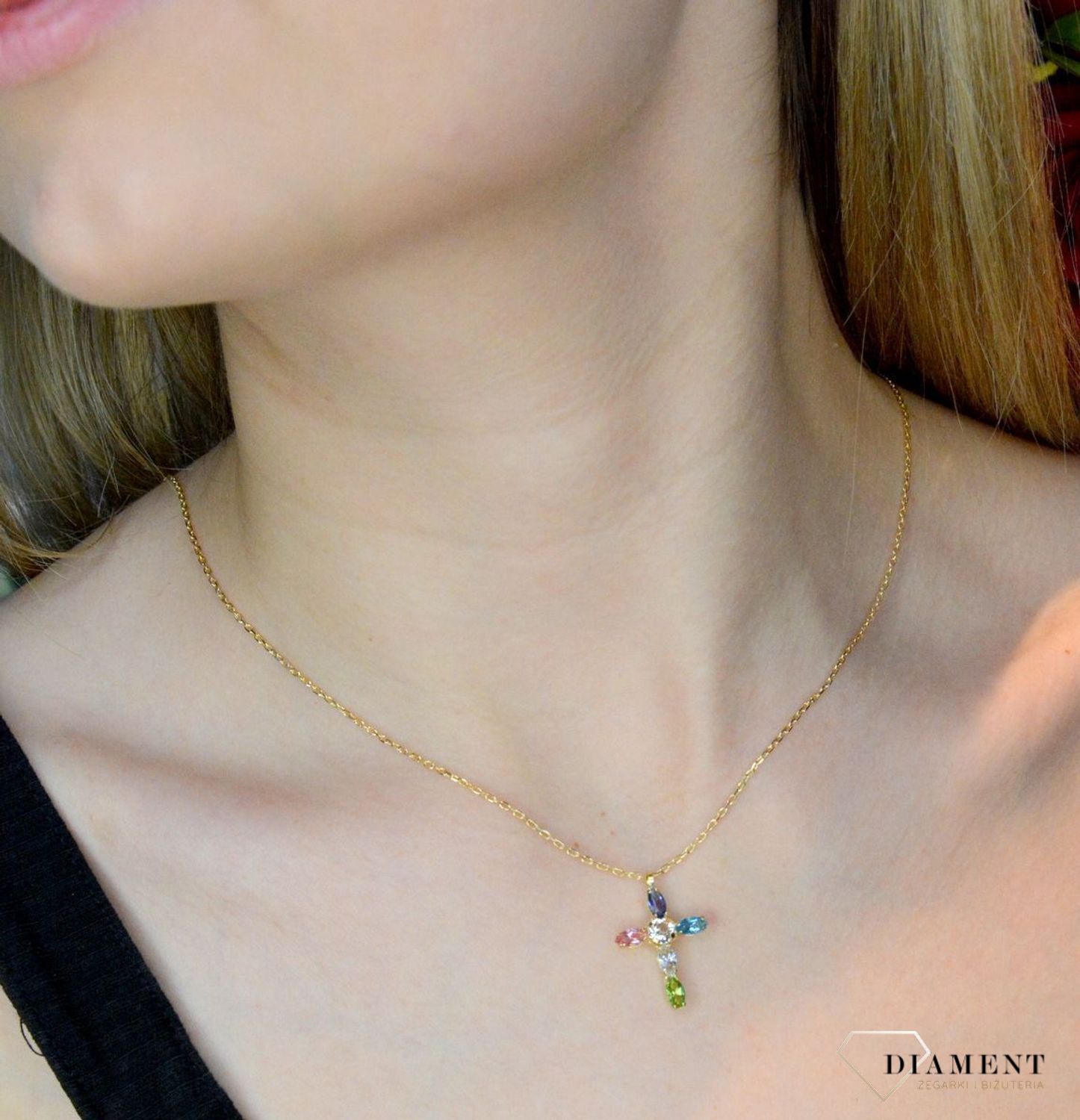 Naszyjnik pozłacany Victoria Cruz “ Barwny kryształowy krzyżyk ” 925 A3726-MDG Wyjątkowa biżuteria z Victoria Cruz wykonana z na.JPG