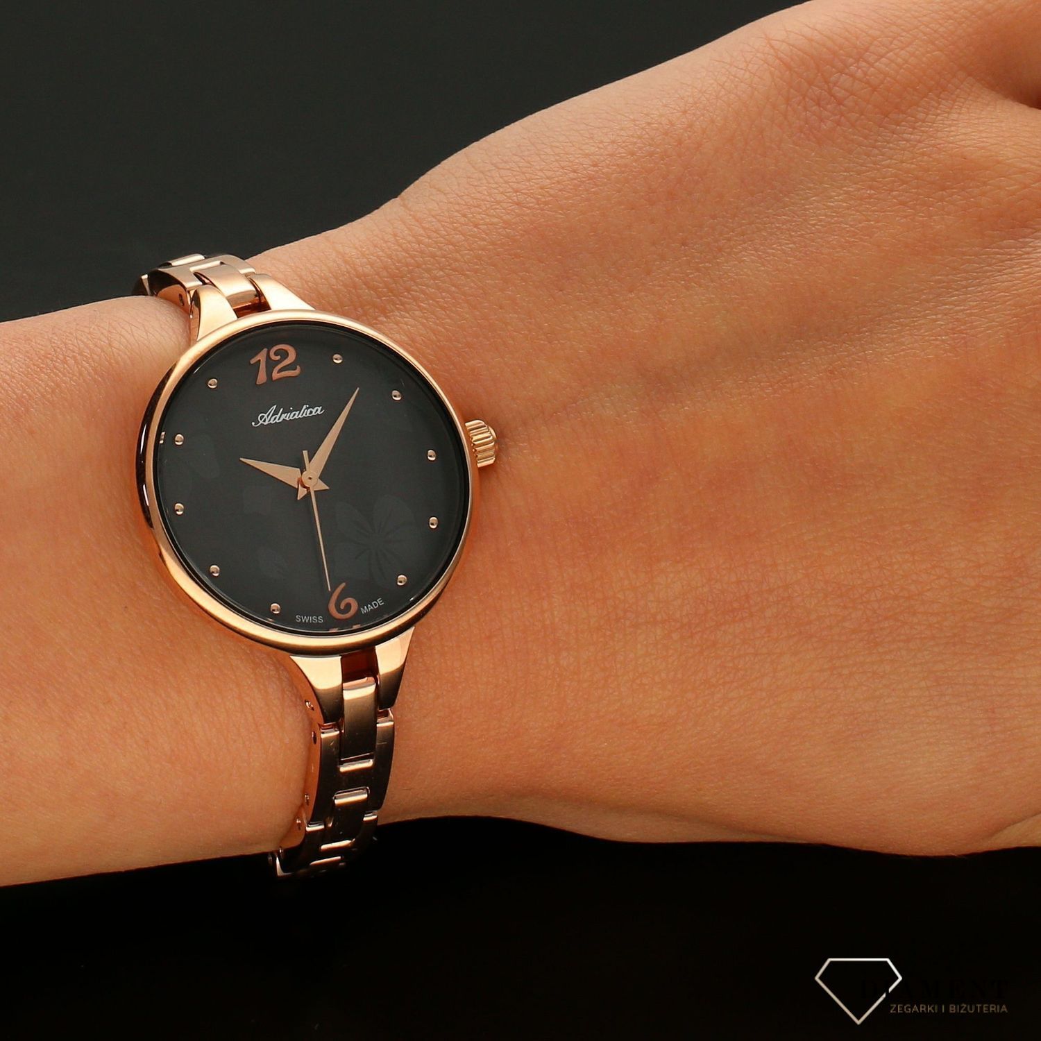 Zegarek damski różowe złoto Adriatica A3762.917MQ na bransolecie z tarczą w kolorze czarnej perły i ornamentem kwiatowym.  (2).jpg