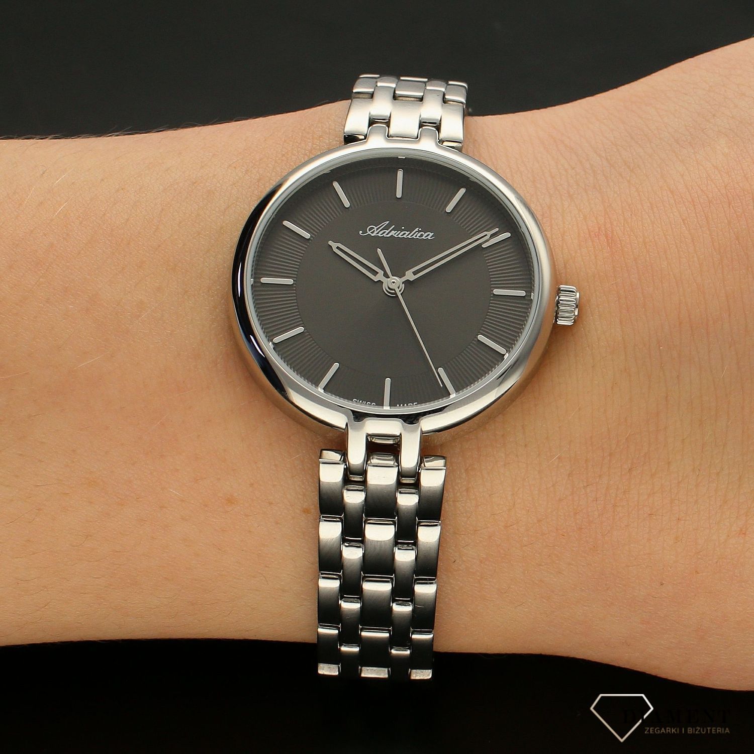 Zegarek damski na bransolecie Adriatica A3763.5116Q. Zegarek z czarną tarczą, srebrnymi indeksami oraz wskazówkami. Idealny na prezent dla kobiety..webp