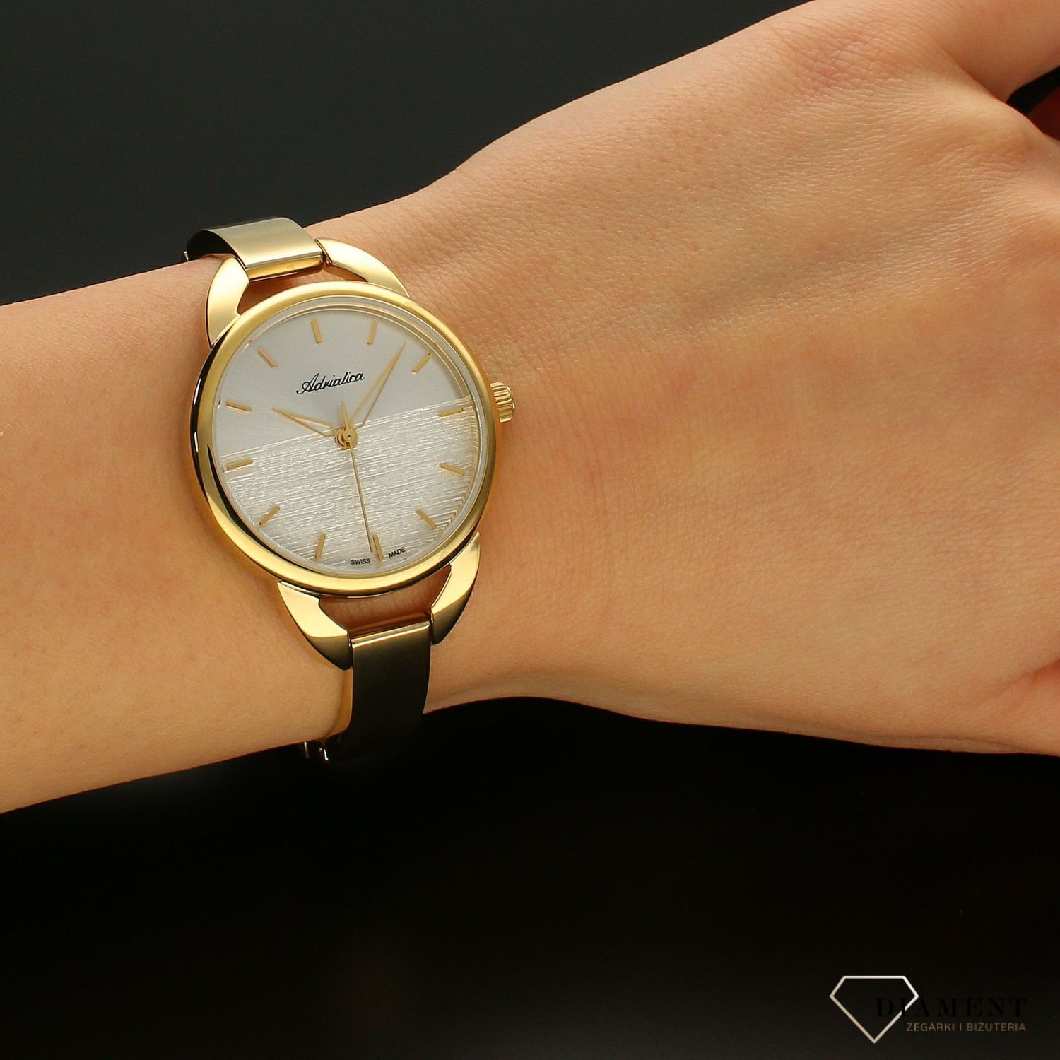 Zegarek damski na bransolecie w kolorze złotym Adriatica A3765.1113Q.jpg
