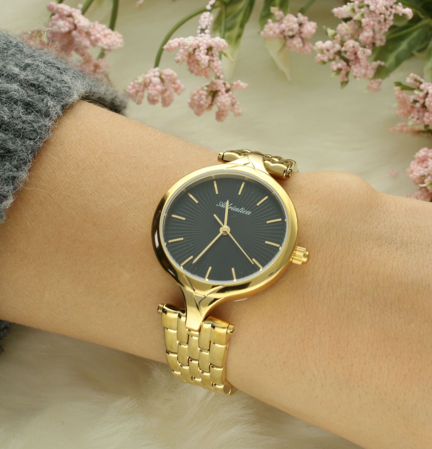 Zegarek damski ADRIATICA A3825.1114Q Zegarek zachowany w nowoczesnym wyglądzie. Tarcza zegarka w czarnym kolorze ozdobiona indeksami w kolorze złotym1.jpg