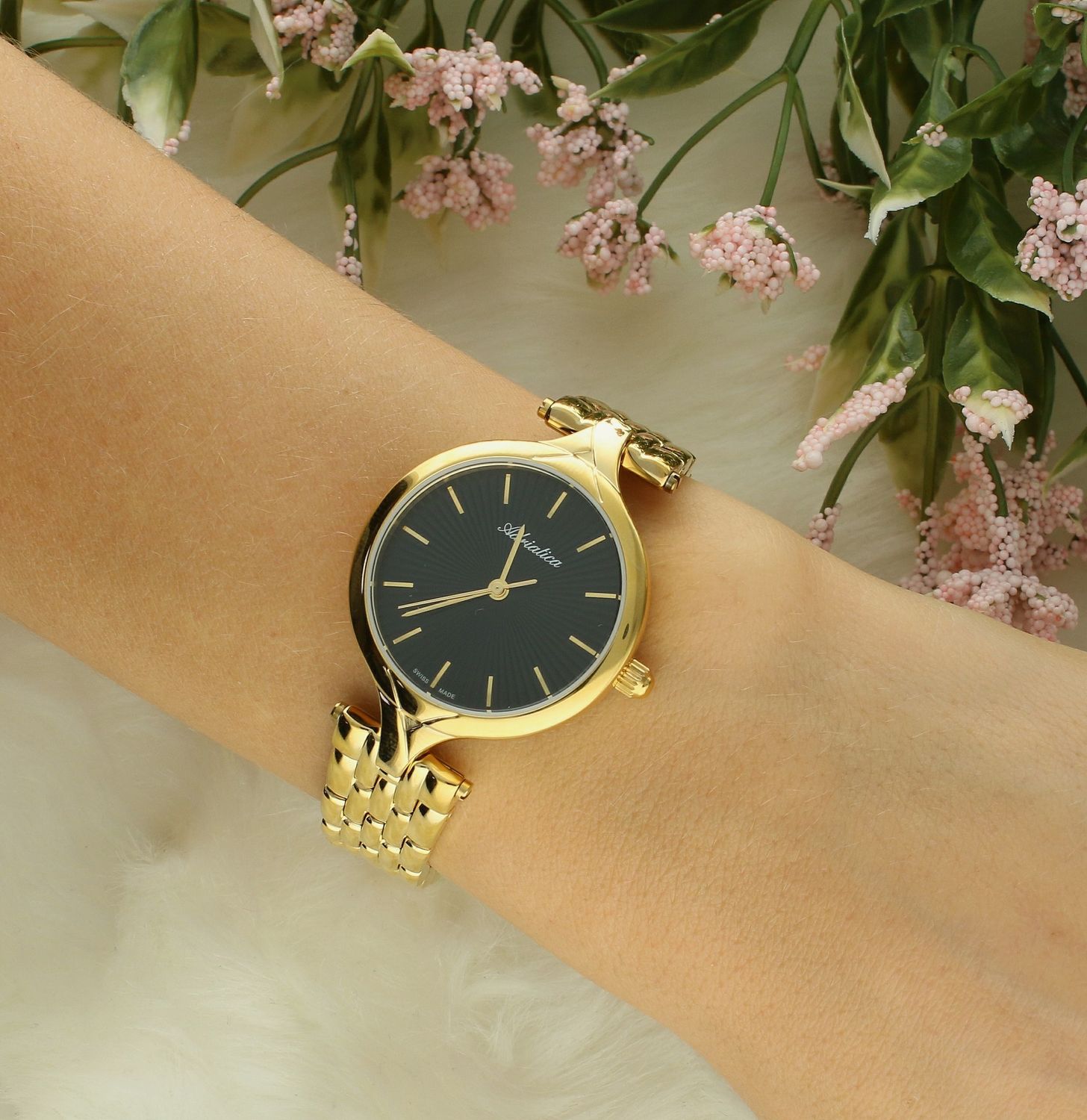 Zegarek damski ADRIATICA A3825.1114Q Zegarek zachowany w nowoczesnym wyglądzie. Tarcza zegarka w czarnym kolorze ozdobiona indeksami w kolorze złotym1.jpg