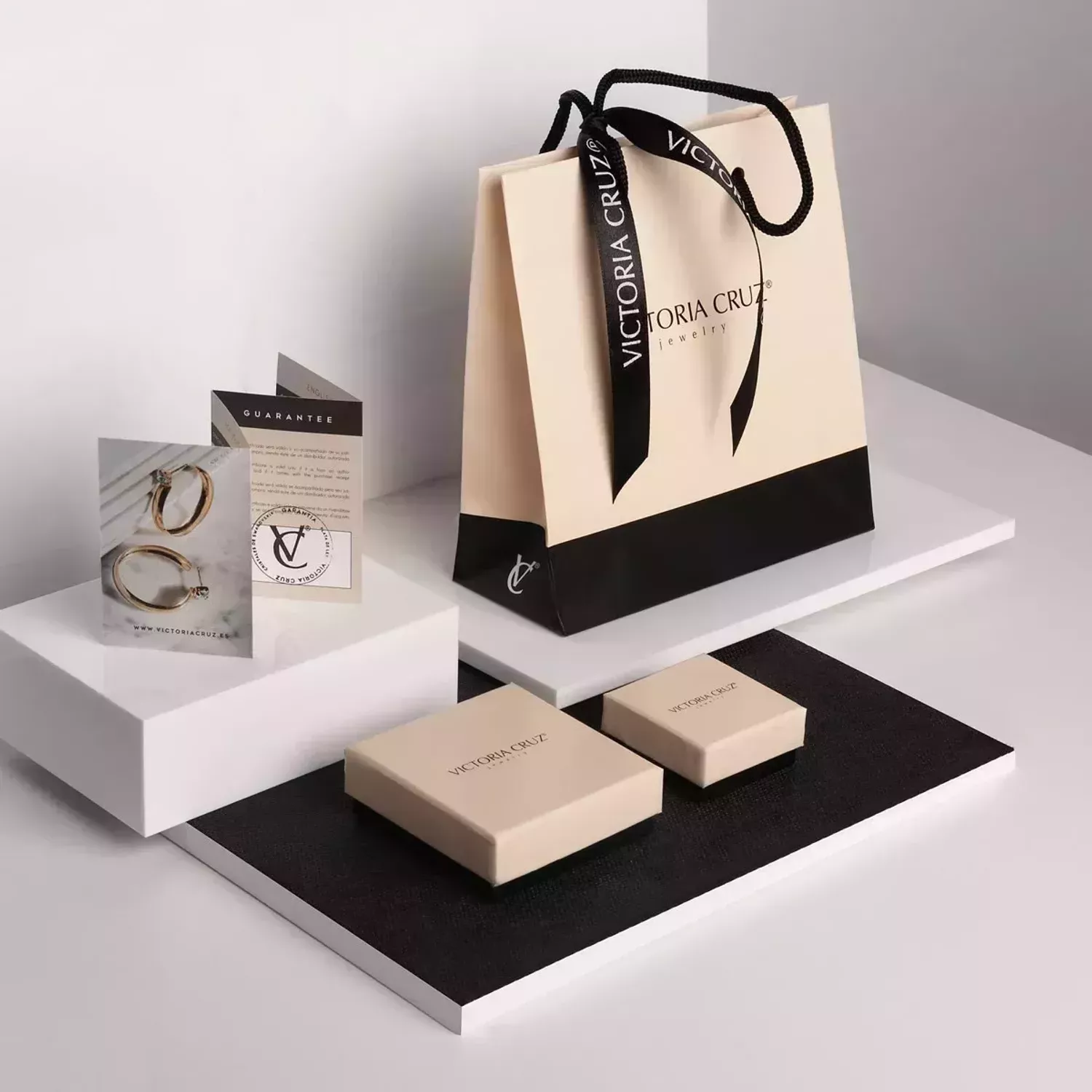 Kolczyki srebrne damskie wiszące z perłą Victoria Cruz Perła na łańcuszku 925 (1).JPG