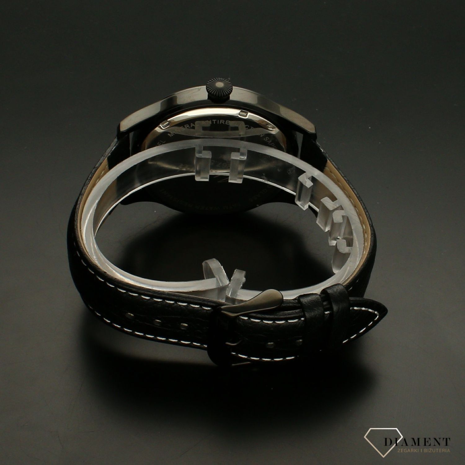 Męski zegarek Adriatica Aviation A8267.B224Q wyposażony jest w kwarcowy mechanizm, zasilany za pomocą baterii. Posiada bardzo wysoką dokładność mierzenia czasu +- 10 sekund w przeciągu 30 dni.webp