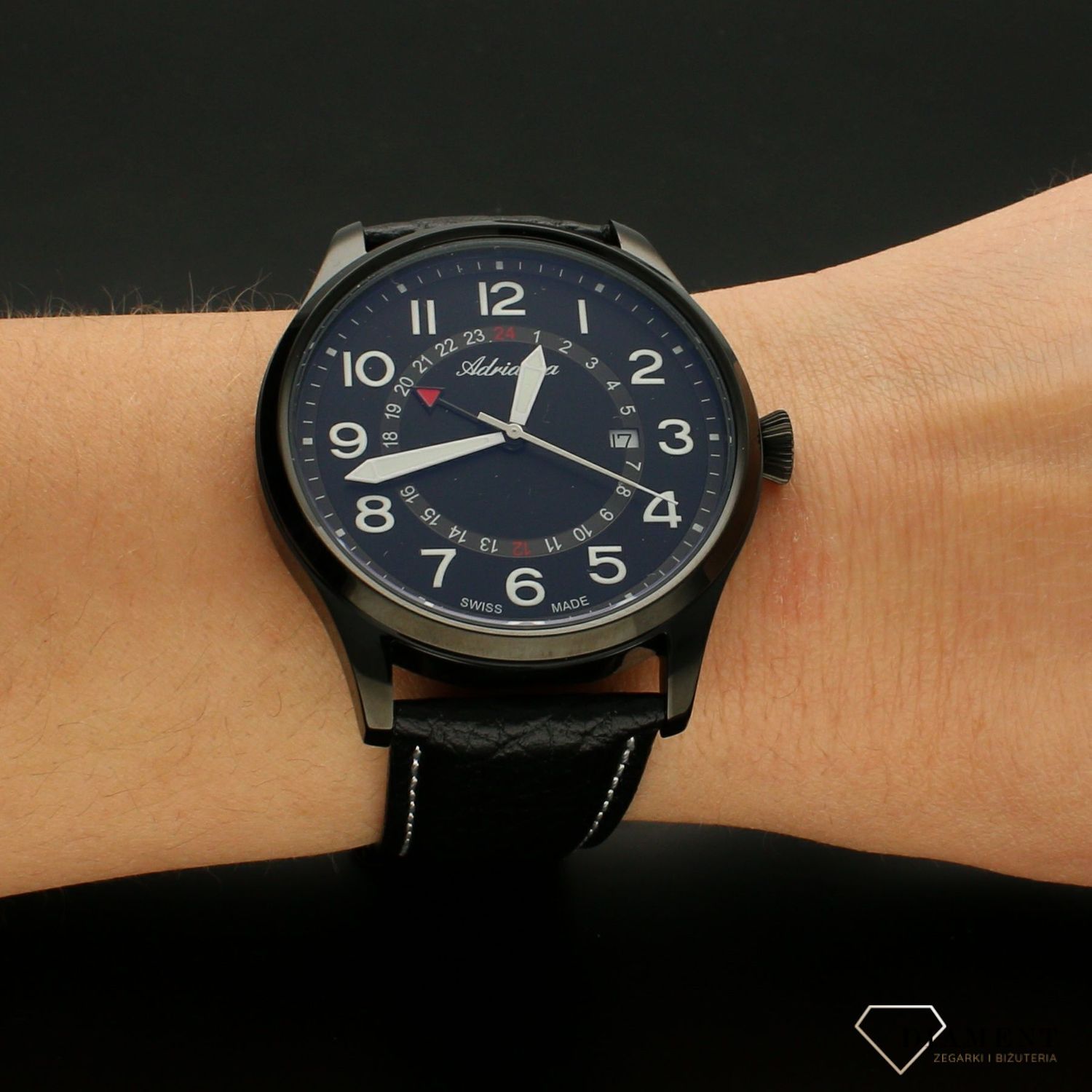 Męski zegarek Adriatica Aviation A8267.B224Q wyposażony jest w kwarcowy mechanizm, zasilany za pomocą baterii. Posiada bardzo wysoką dokładność mierzenia czasu +- 10 sekund w przeciągu 30 dni.webp