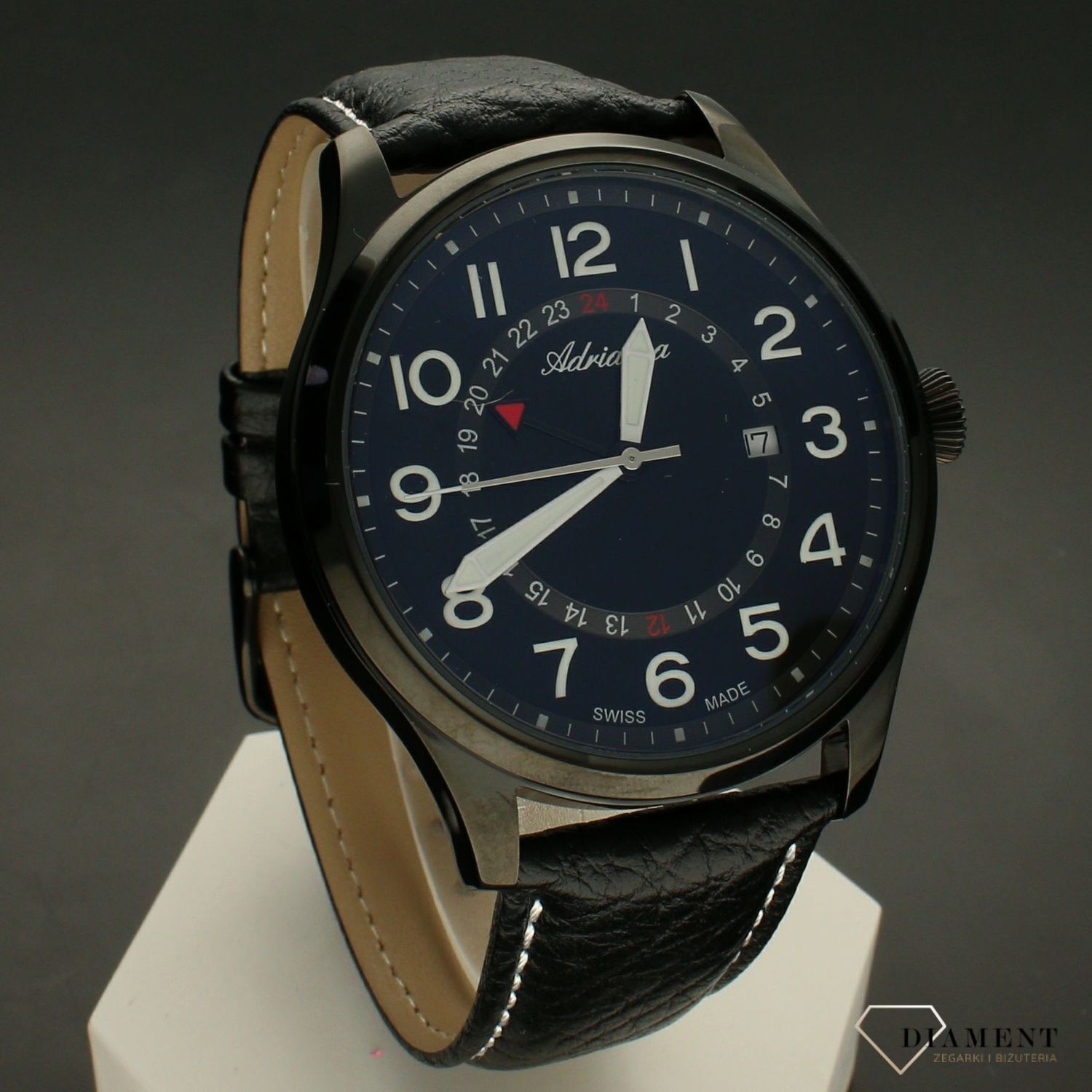 Męski zegarek Adriatica Aviation A8267.B224Q wyposażony jest w kwarcowy mechanizm, zasilany za pomocą baterii. Posiada bardzo wysoką dokładność mierzenia czasu +- 10 sekund w przeciągu 30 dni.webp