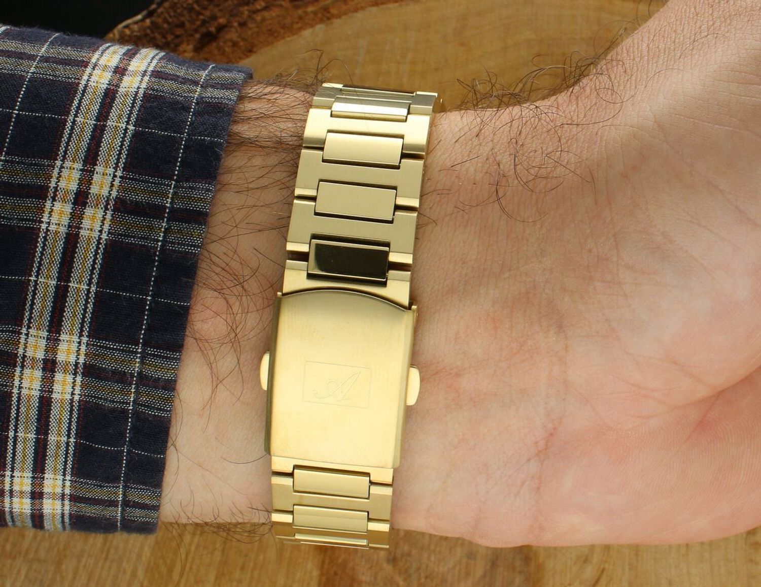 Zegarek męski Adriatica A8326.1116SA Skeleton Automatic – szwajcarski model z automatycznym mechanizmem, złotą kopertą PVD, stalową bransoletą i czarną tarczą skeleton.1.webp