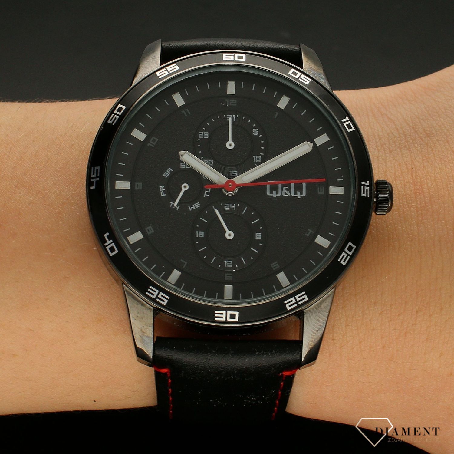 Zegarek męski na pasku QQ AA38-512. Zegarek na skórzanym pasku. Zegarek męski na skórzanym pasku. Zegarek z czarną tarczą. Zegarek z multidatą. Zegarek dla faceta.  (3).jpg