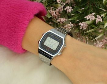Zegarek Casio Digital Bluetooth Step Tracker ABL-100WE-1AEF Błyszcząca koperta w czarnym kolorze o znanym kształcie została zawieszona na wygodnej srebrnej, bransolecie. Bransoletę można2.jpg