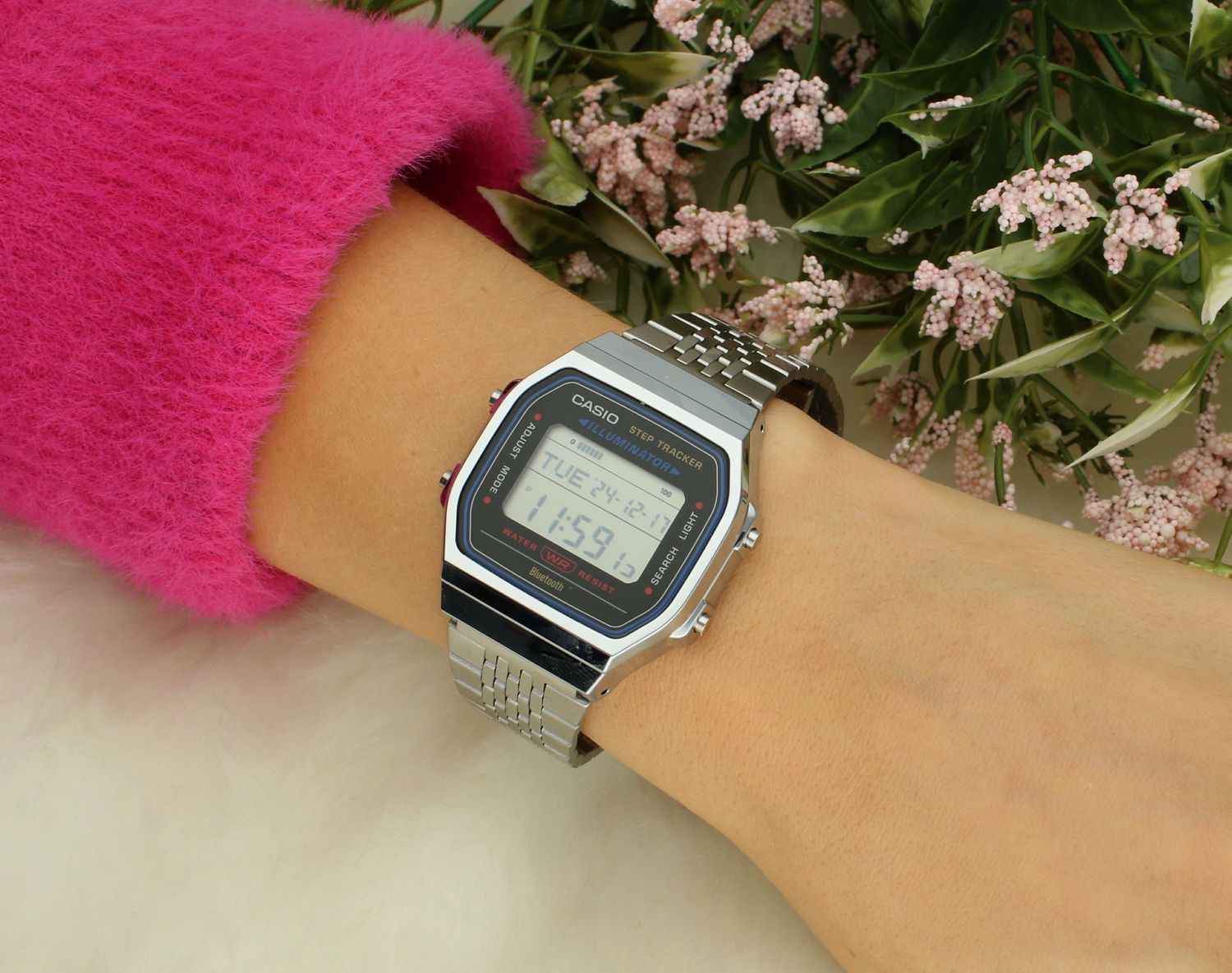 Zegarek Casio Digital Bluetooth Step Tracker ABL-100WE-1AEF Błyszcząca koperta w czarnym kolorze o znanym kształcie została zawieszona na wygodnej srebrnej, bransolecie. Bransoletę można.webp