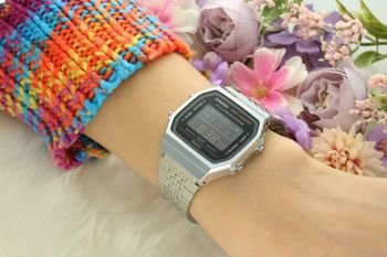Zegarek Casio Vintage Digital ABL-100WE-1BEF z Bluetooth i krokomierzem. Synchronizacja czasu, stoper, timer, 5 alarmów, czas światowy, podświetlenie LED i dziennik aktywności. Styl vintage, nowoczesne funkcje i stalowa .jpg