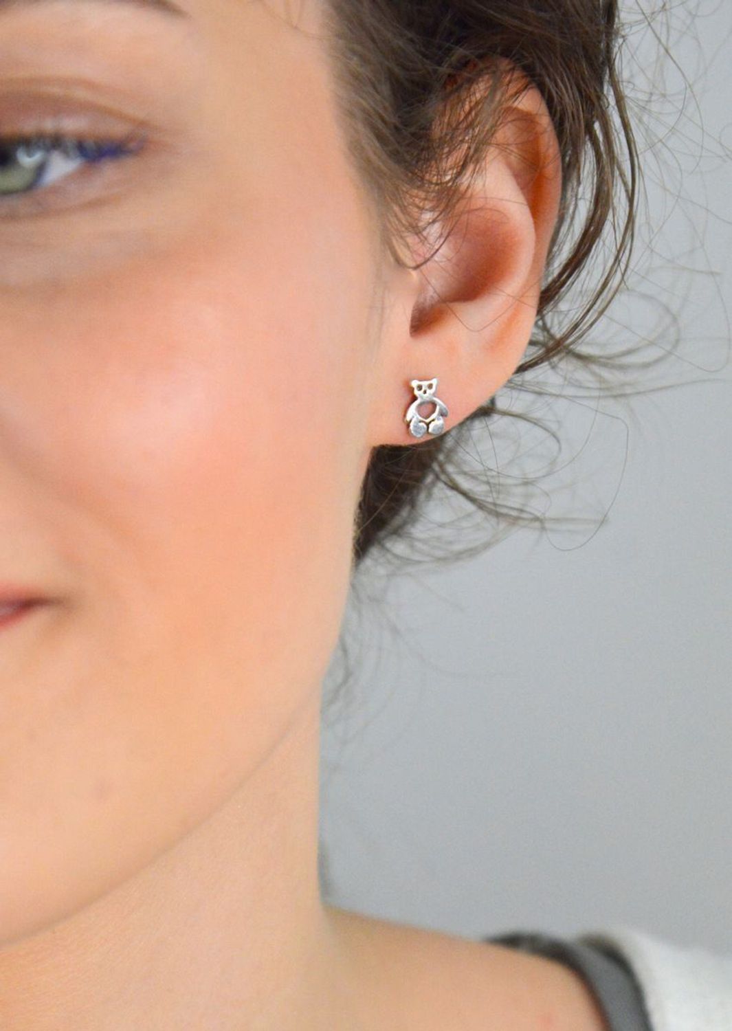 Kolczyki srebrne misie na sztyft, próba 925 ACMH0053S.  Dziecięca srebrna biżuteria będzie idealnym pomysłem na prezent. Kolczyki dla dziewczynki. Kolczyki srebrne wkrętki. Na prezent.1.jpg