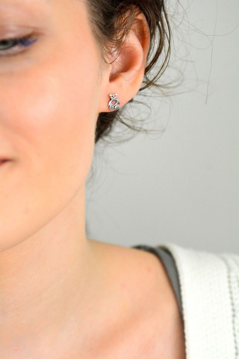 Kolczyki srebrne misie na sztyft, próba 925 ACMH0053S.  Dziecięca srebrna biżuteria będzie idealnym pomysłem na prezent. Kolczyki dla dziewczynki. Kolczyki srebrne wkrętki. Na prezent.1.jpg