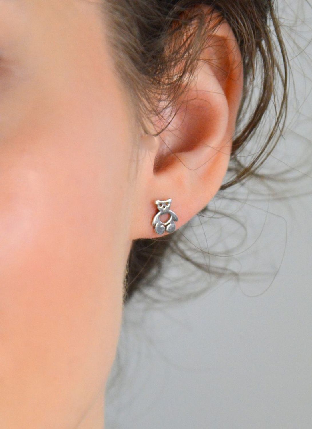 Kolczyki srebrne misie na sztyft, próba 925 ACMH0053S.  Dziecięca srebrna biżuteria będzie idealnym pomysłem na prezent. Kolczyki dla dziewczynki. Kolczyki srebrne wkrętki. Na prezent.1.jpg