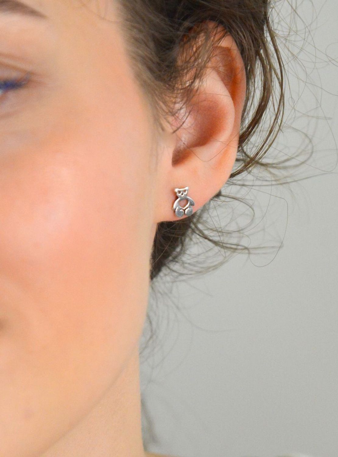 Kolczyki srebrne misie na sztyft, próba 925 ACMH0053S.  Dziecięca srebrna biżuteria będzie idealnym pomysłem na prezent. Kolczyki dla dziewczynki. Kolczyki srebrne wkrętki. Na prezent.1.jpg