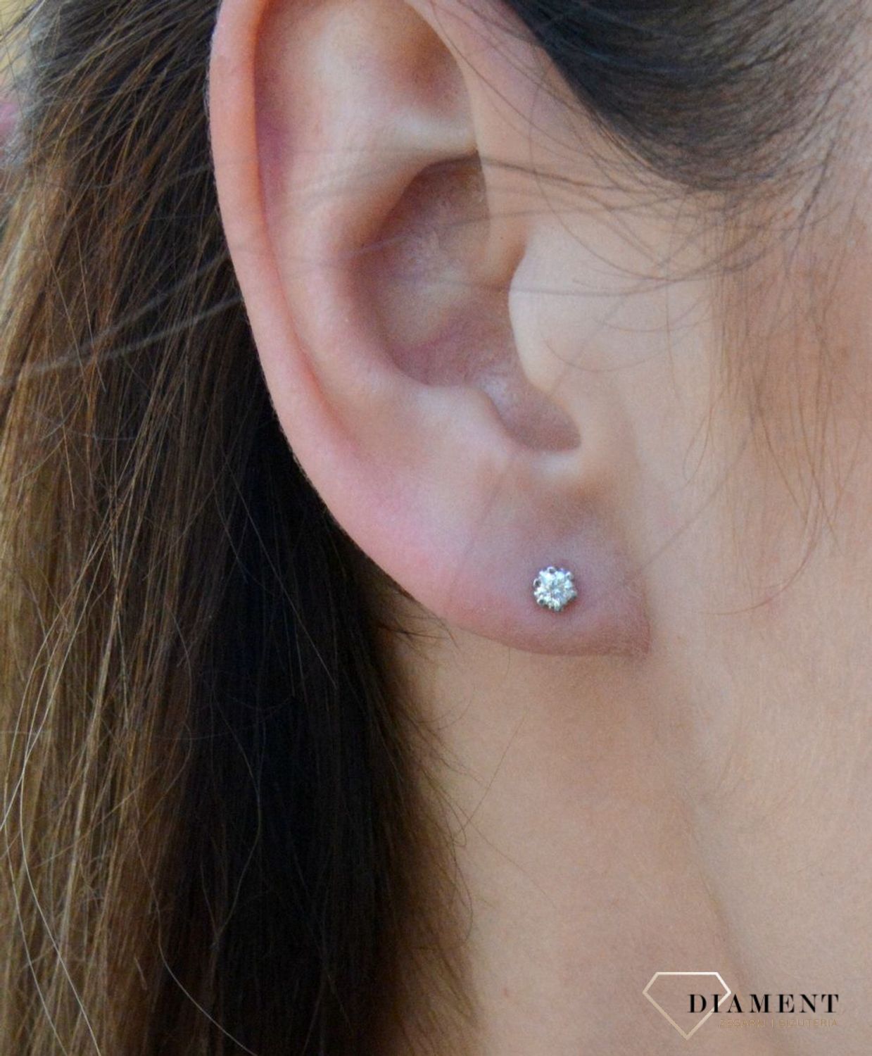 Kolczyki z Diamentami  Subtelna elegancja  585 DIAMENT AE15520 Biżuteria z kamieniami szlachetnymi, które swoim blaskiem zachwycą każdą kobietę. Biżuteria wyrażająca więcej niż słowa wykonana z 14 karatow.jpg