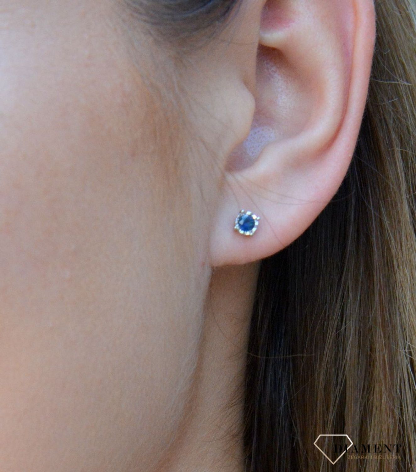 Kolczyki Subtelne Szafirki 585 DIAMENT AE157SA Biżuteria z kamieniami szlachetnymi, które swoim blaskiem zachwycą każdą kobietę. Biżuteria wyrażająca więcej niż słowa wykonana z 14 karatowego złota (1).jpg