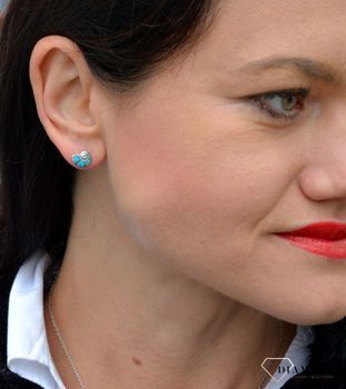 Srebrne kolczyki muszelka niebieski opal AE20401ERH. Efektowne srebrne kolczyki z ponadczasowym modnym wzorem w kształcie muszelki ozdobione niebieskim opalem (2).JPG
