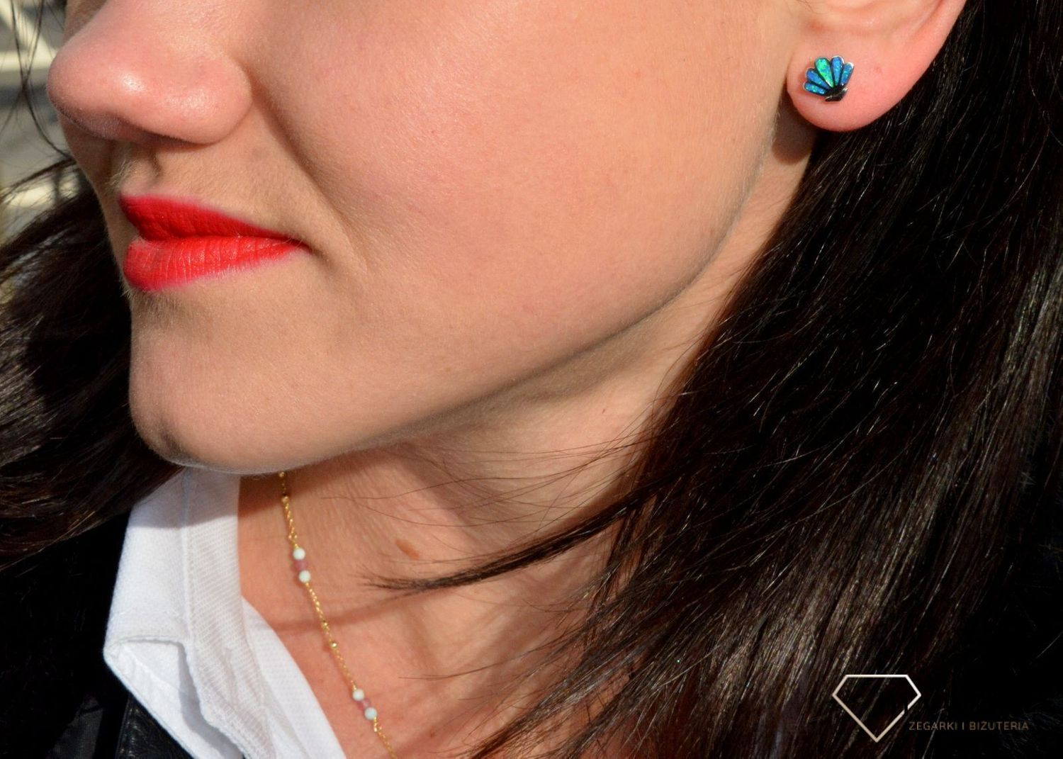 Srebrne kolczyki muszelki ozdobione niebieskim opalem AE20402ERH..jpg