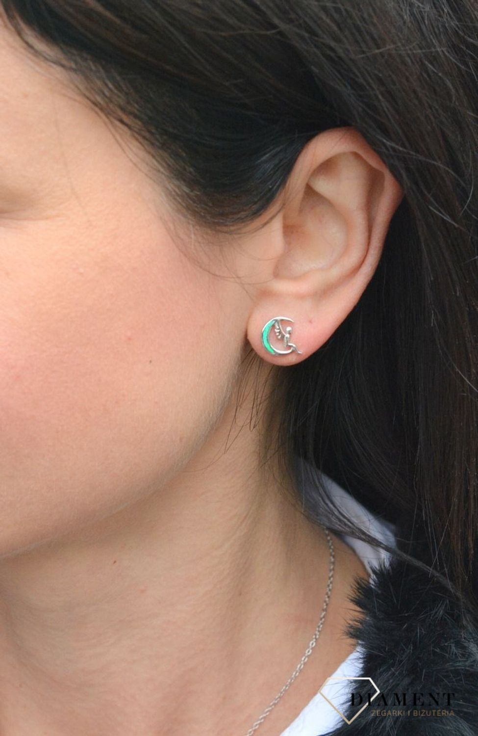 Srebrne kolczyki opal niebieski księżyc z elfem AE20408ERH. Kolczyki w kształcie księżyca i siedzącym na nim elfie,.jpg