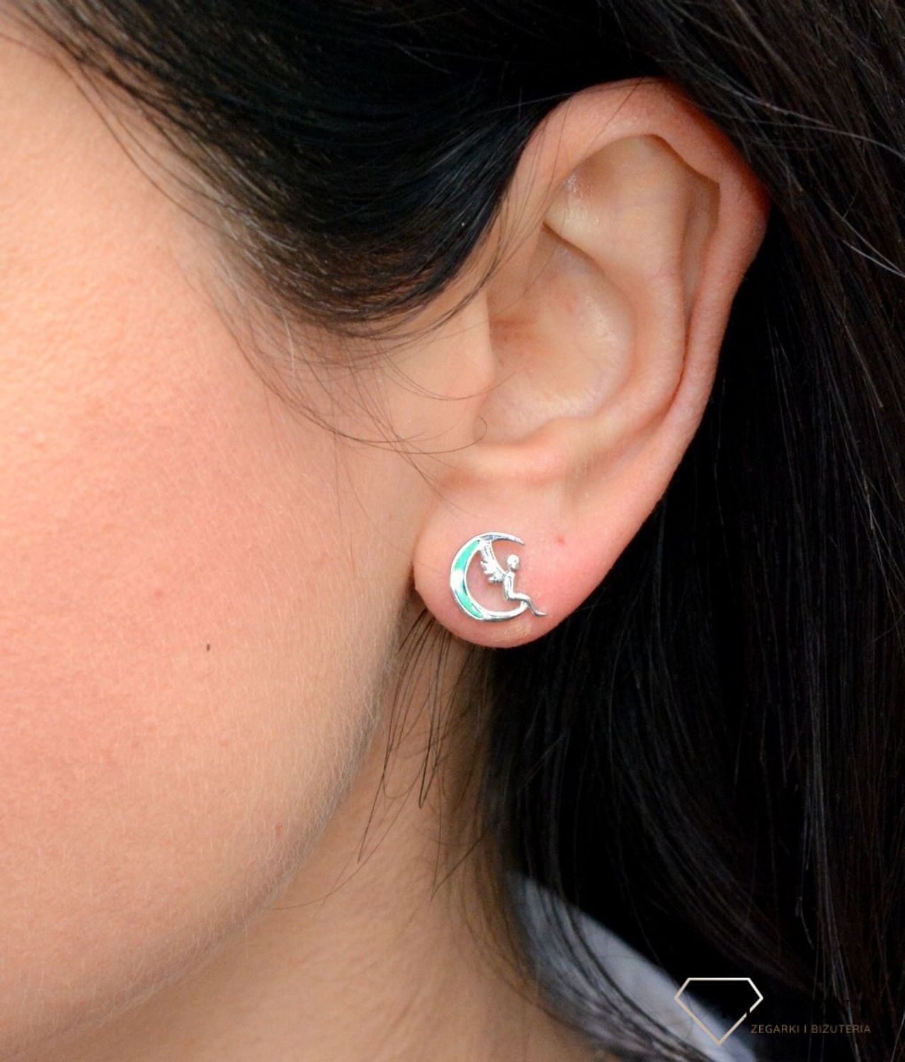 Srebrne kolczyki opal niebieski księżyc z elfem AE20408ERH. Kolczyki w kształcie księżyca i siedzącym na nim elfie,.jpg