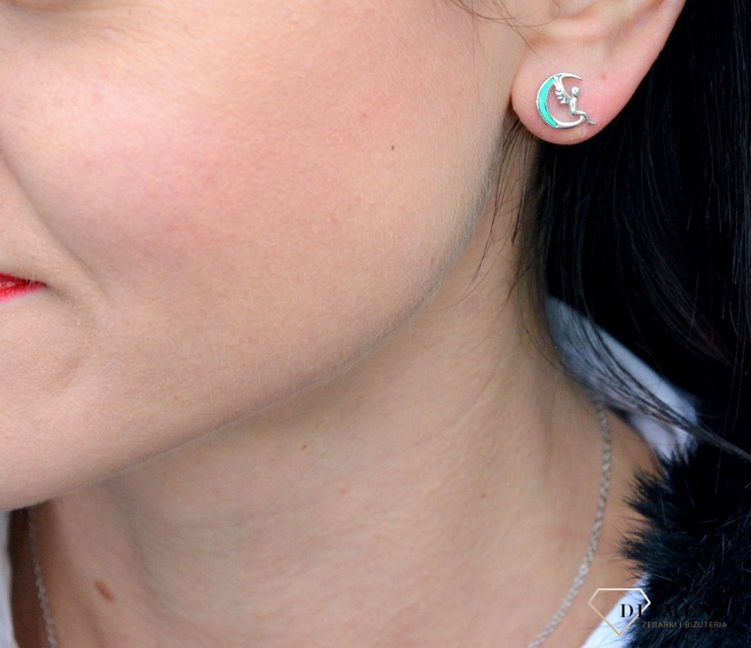 Srebrne kolczyki opal niebieski księżyc z elfem AE20408ERH. Kolczyki w kształcie księżyca i siedzącym na nim elfie,.jpg