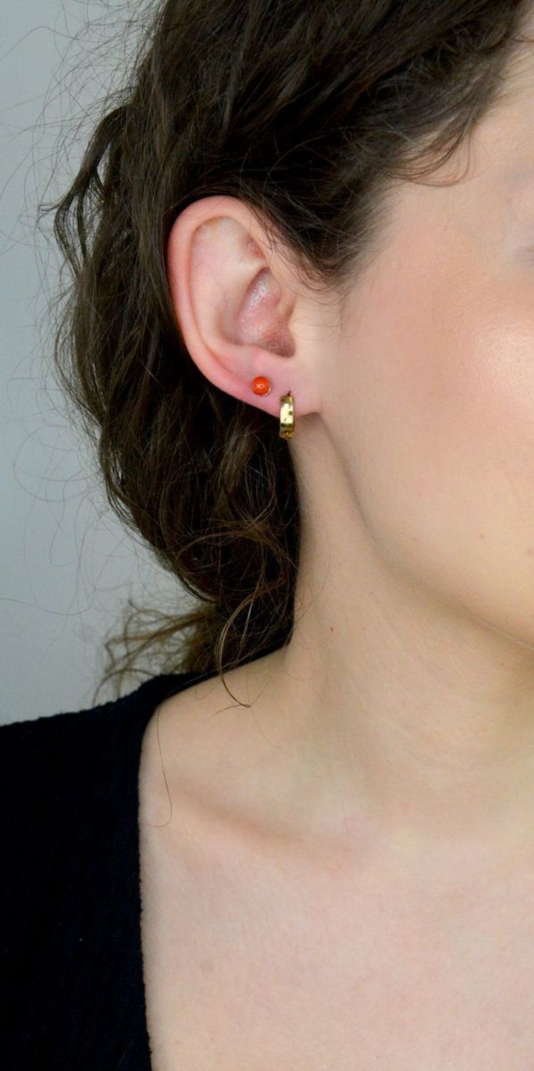 Złote kolczyki wkrętki  z naturalnym koralem 333.jpg