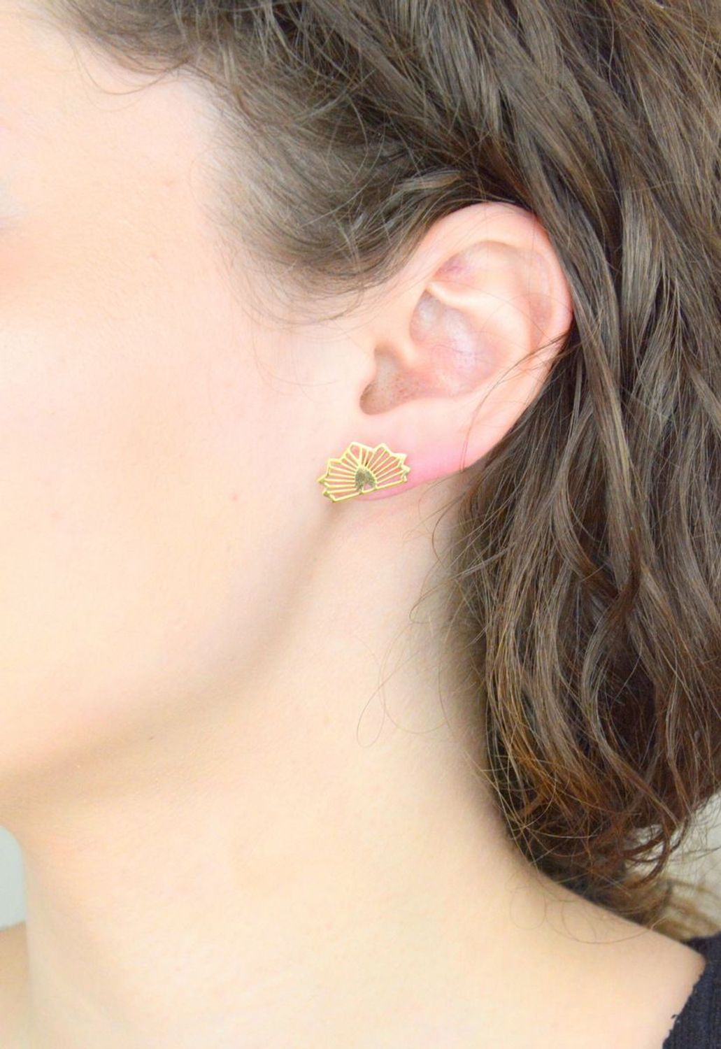 Złote kolczyki damskie na sztyft - Złoto 333, Ażurowy Wzór Wachlarza.jpg